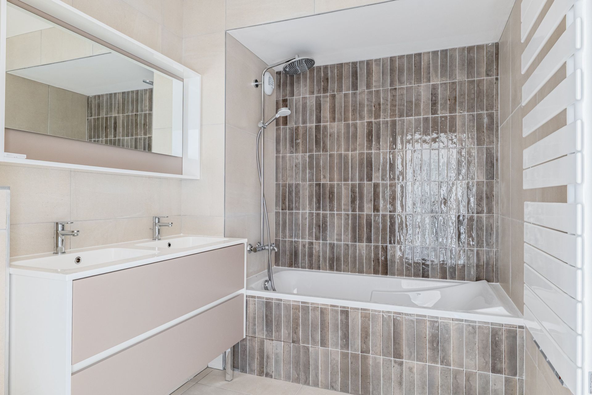 luxury apartment 4 Rooms for sale on CHAMPAGNE AU MONT D OR (69410)