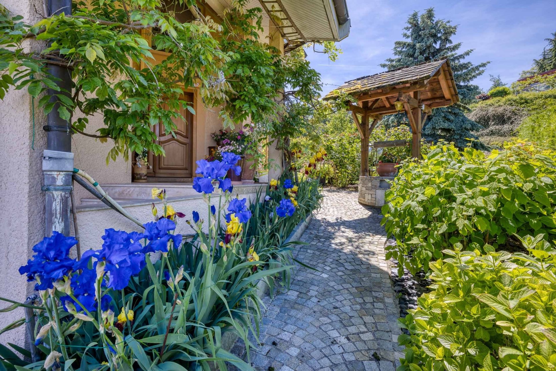 luxury house 7 Rooms for sale on REIGNIER ESERY (74930)