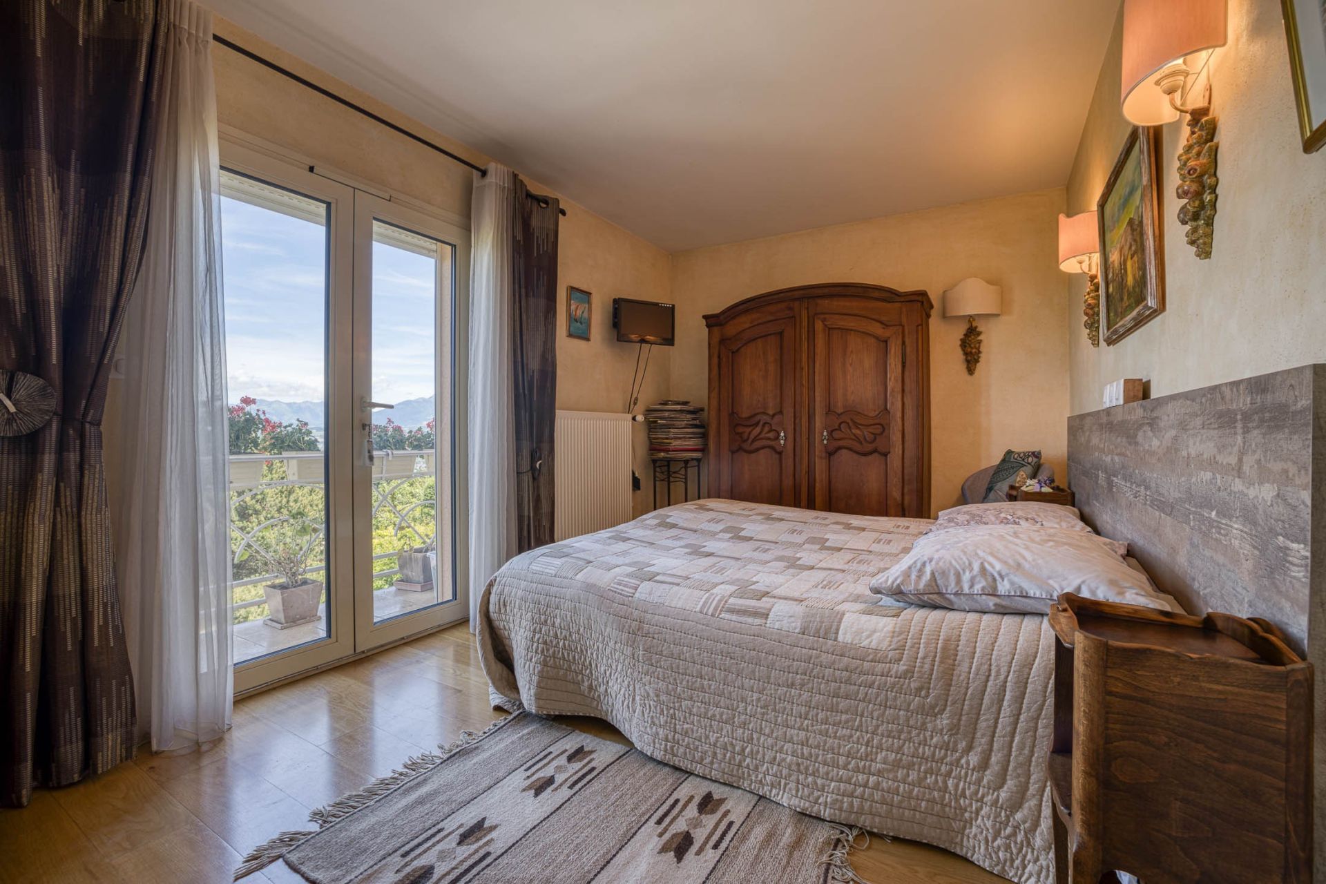 luxury house 7 Rooms for sale on REIGNIER ESERY (74930)