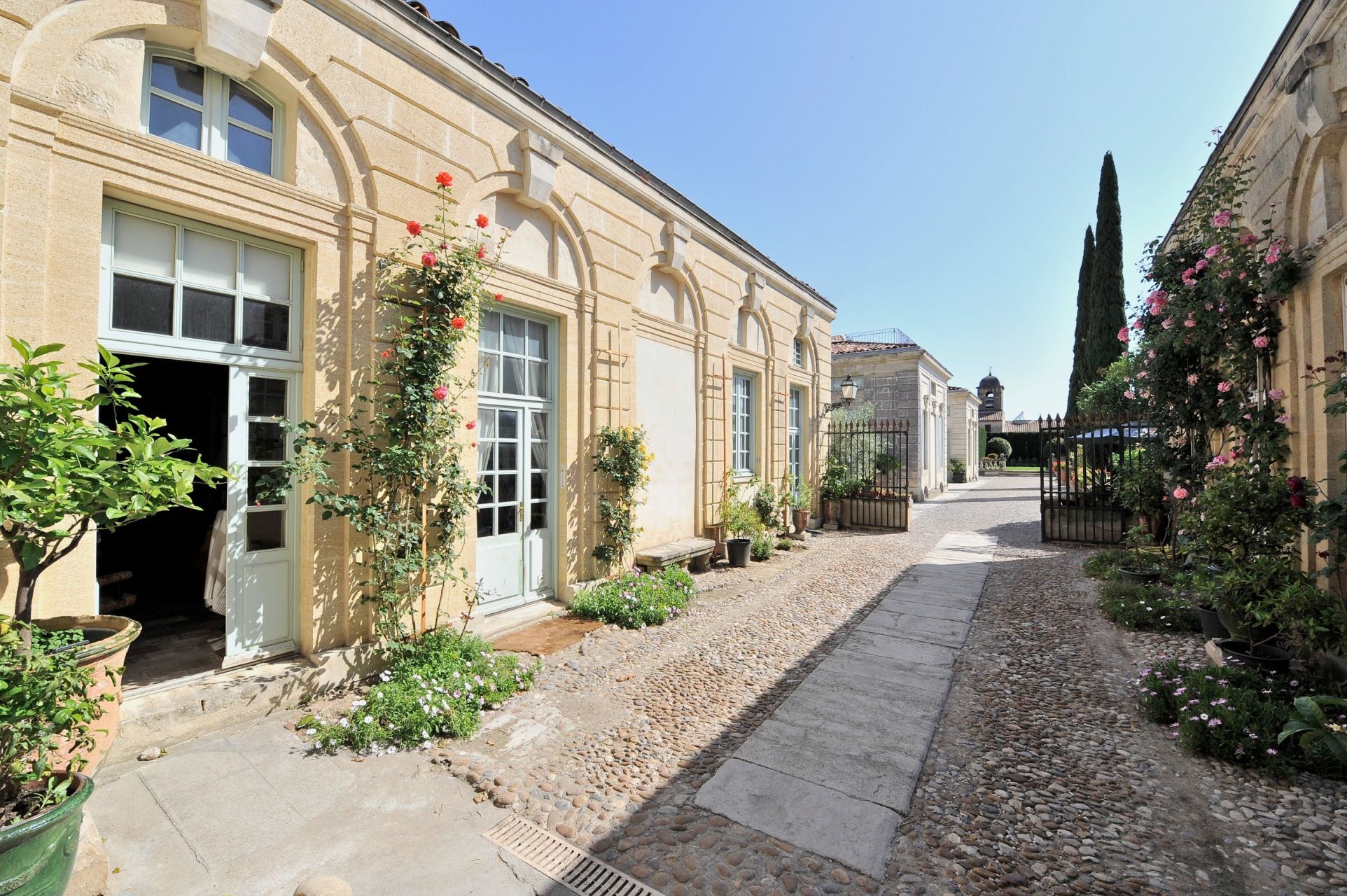 luxury house 12 Rooms for sale on MONTPELLIER (34000)