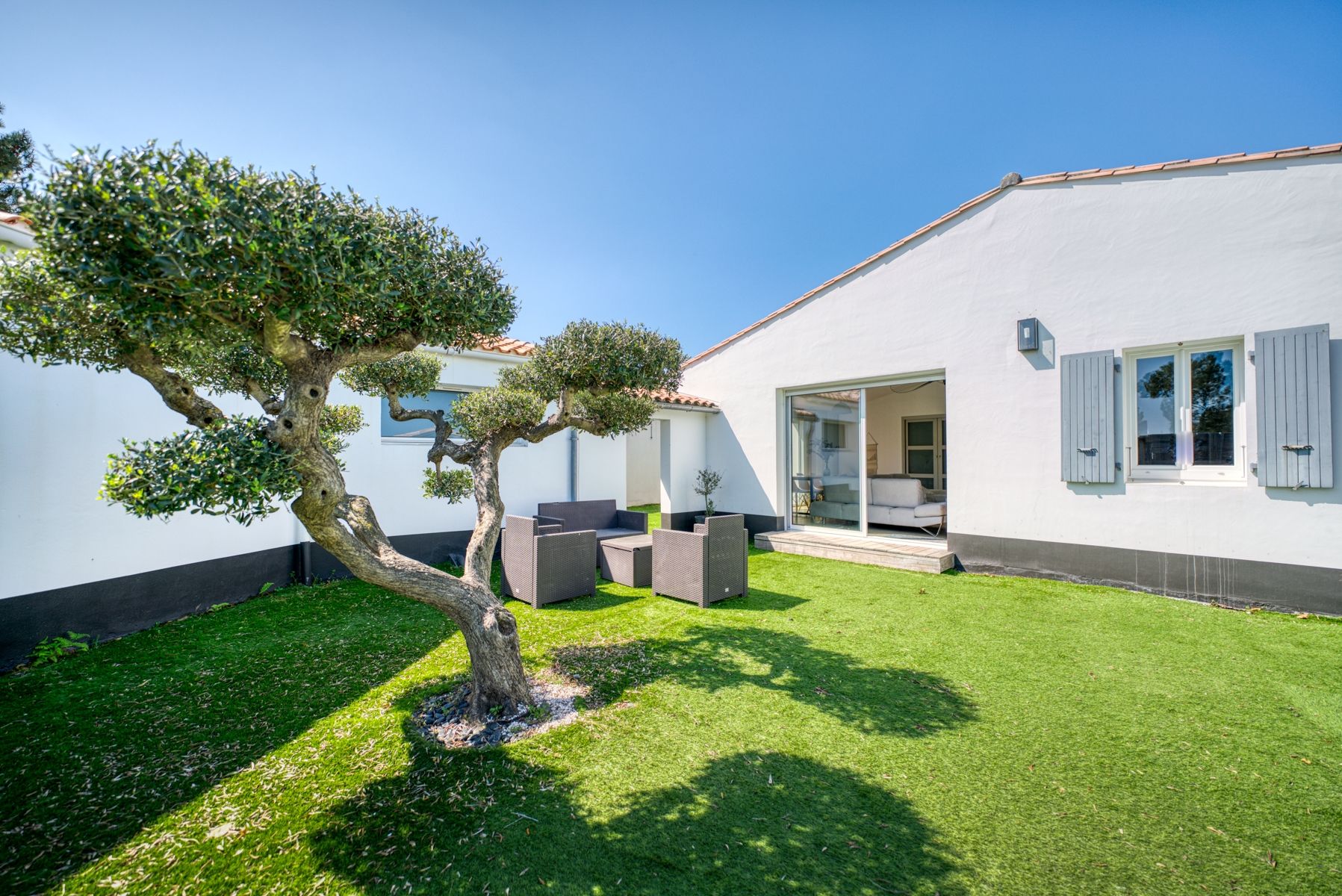 luxury house 9 Rooms for sale on RIVEDOUX PLAGE (17940)