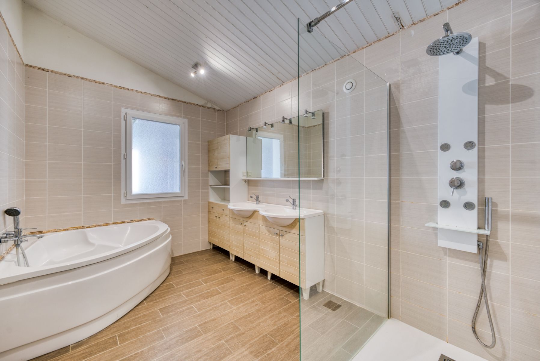 luxury house 9 Rooms for sale on RIVEDOUX PLAGE (17940)