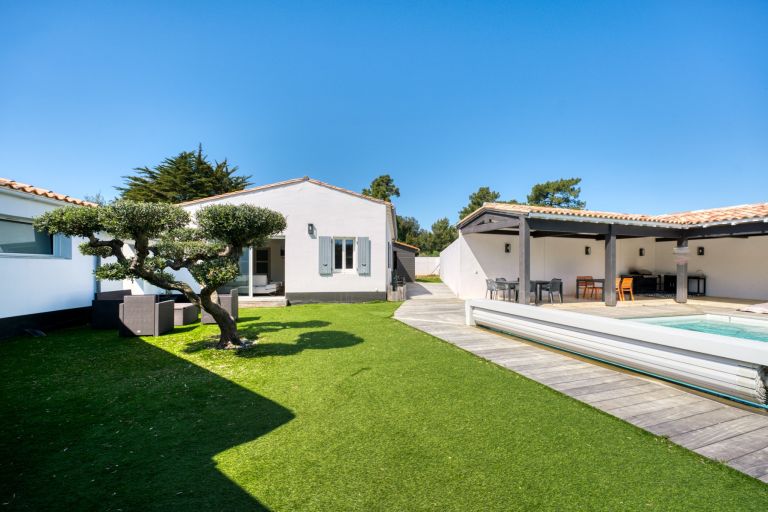 luxury house 9 Rooms for sale on RIVEDOUX PLAGE (17940)