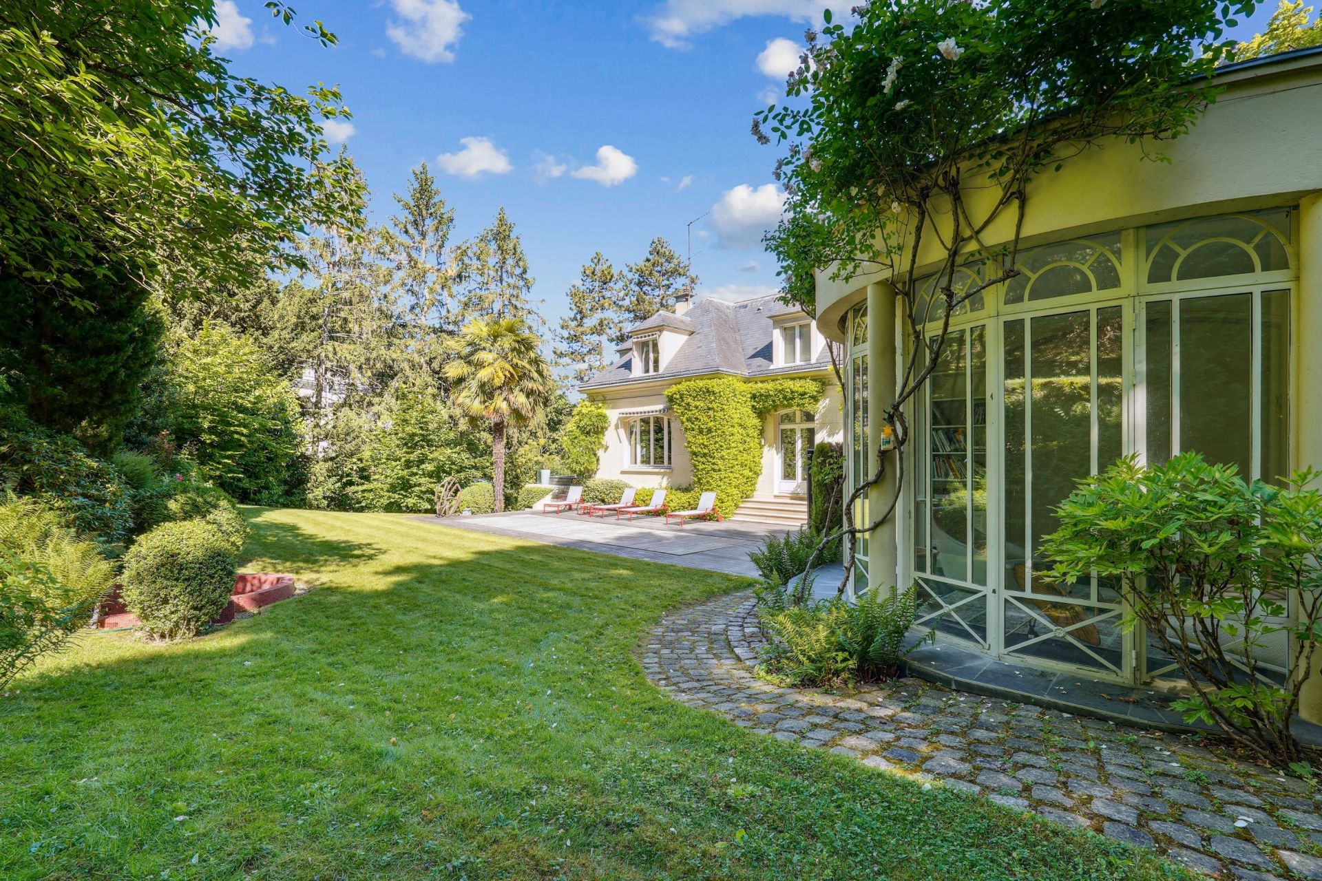 luxury house 12 Rooms for sale on RUEIL MALMAISON (92500)