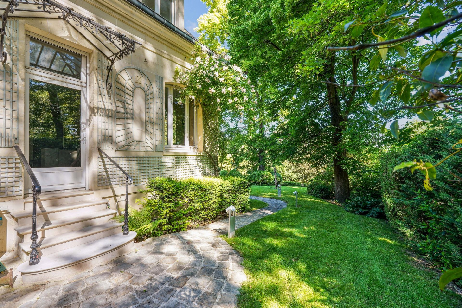 luxury house 12 Rooms for sale on RUEIL MALMAISON (92500)