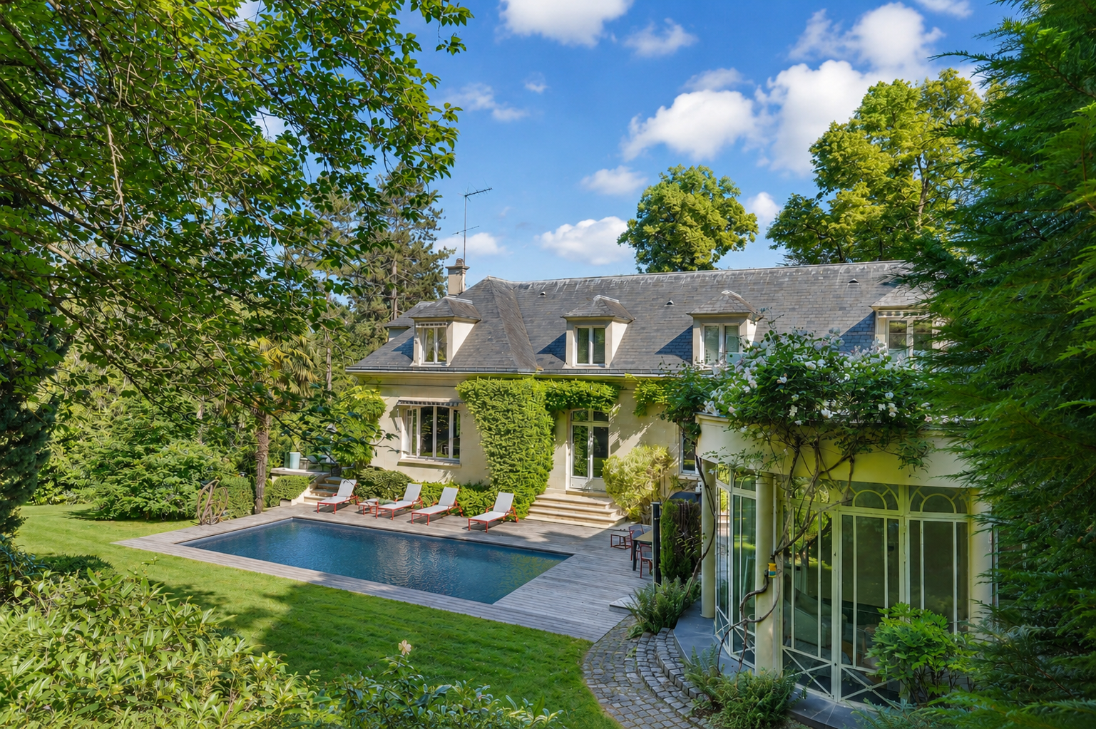 luxury house 12 Rooms for sale on RUEIL MALMAISON (92500)