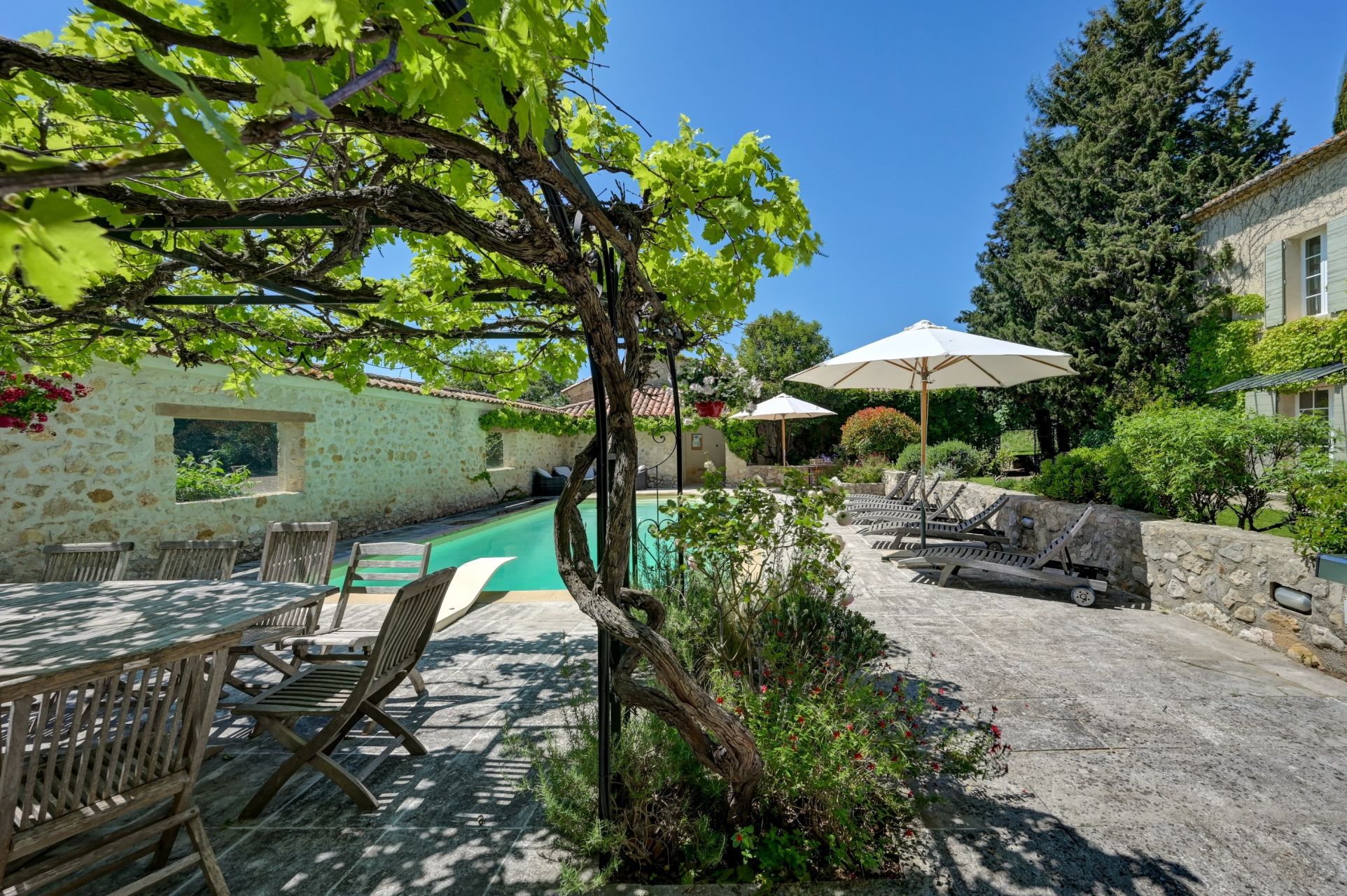 farm complex 14 Rooms for sale on AIX EN PROVENCE (13100)