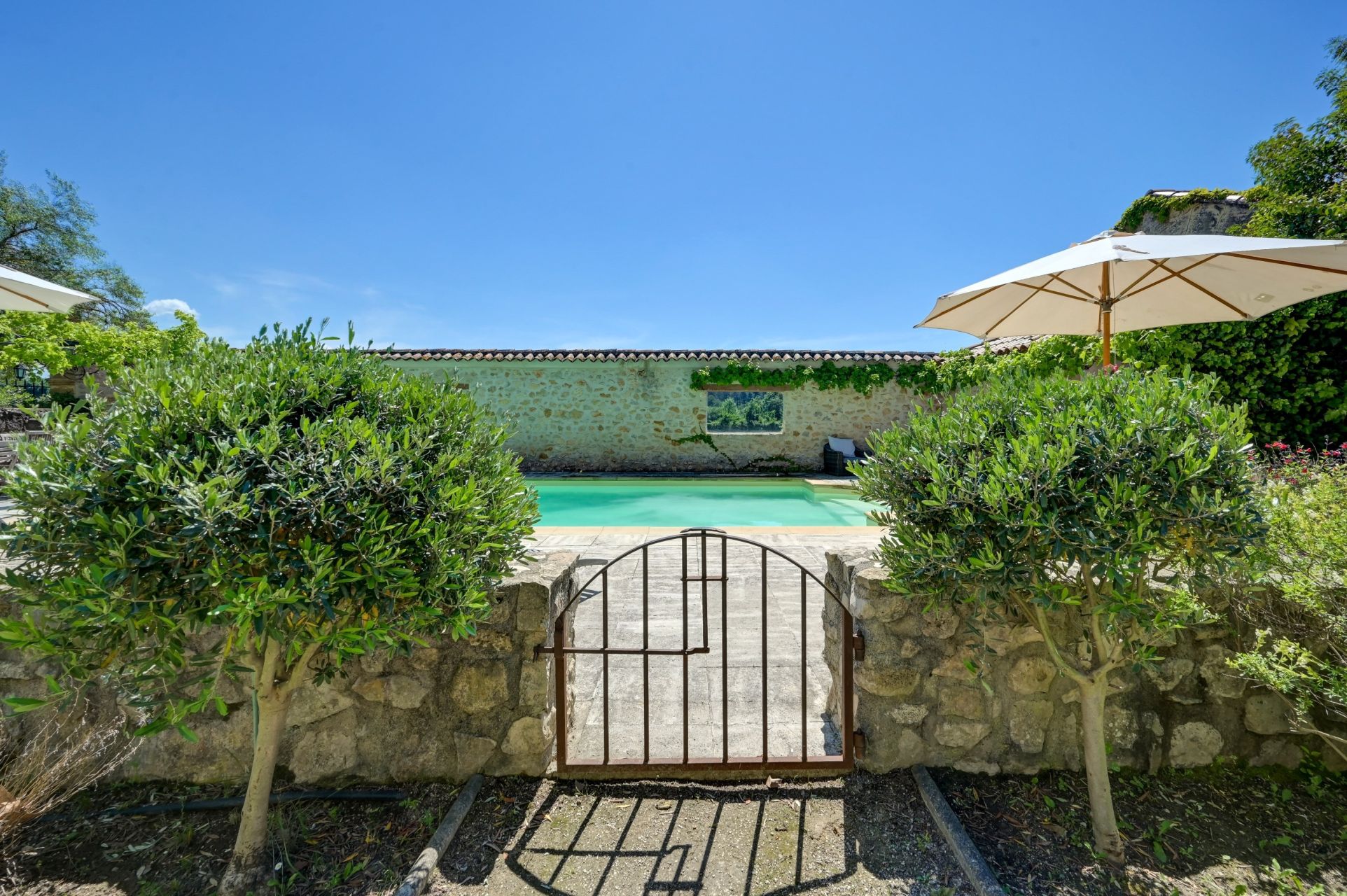 farm complex 14 Rooms for sale on AIX EN PROVENCE (13100)