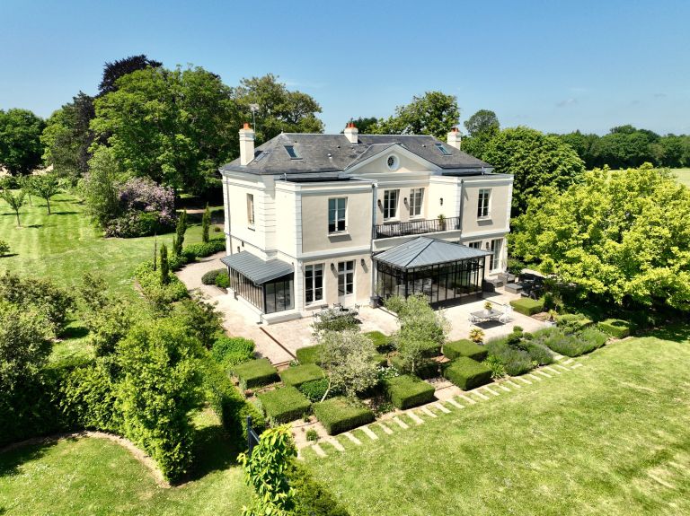 maison de luxe 9 Pièces en location saisonnière sur EQUEMAUVILLE (14600)