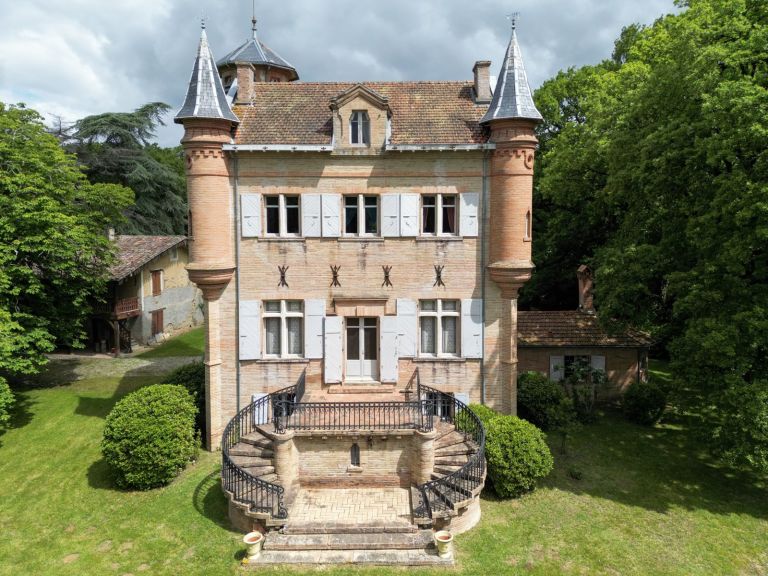 castle 8 Rooms for sale on CADOURS (31480)
