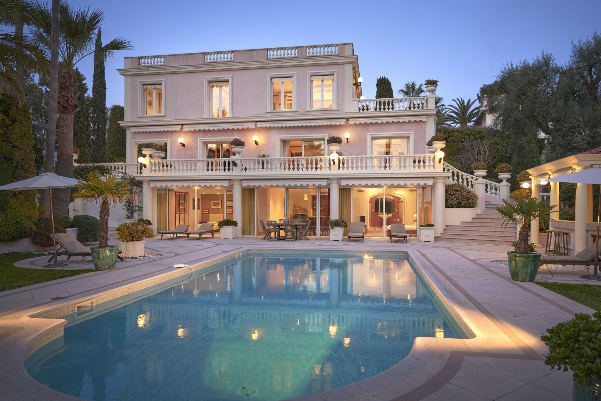 mansion (hôtel particulier) 9 Rooms for sale on CAP D ANTIBES (06160)