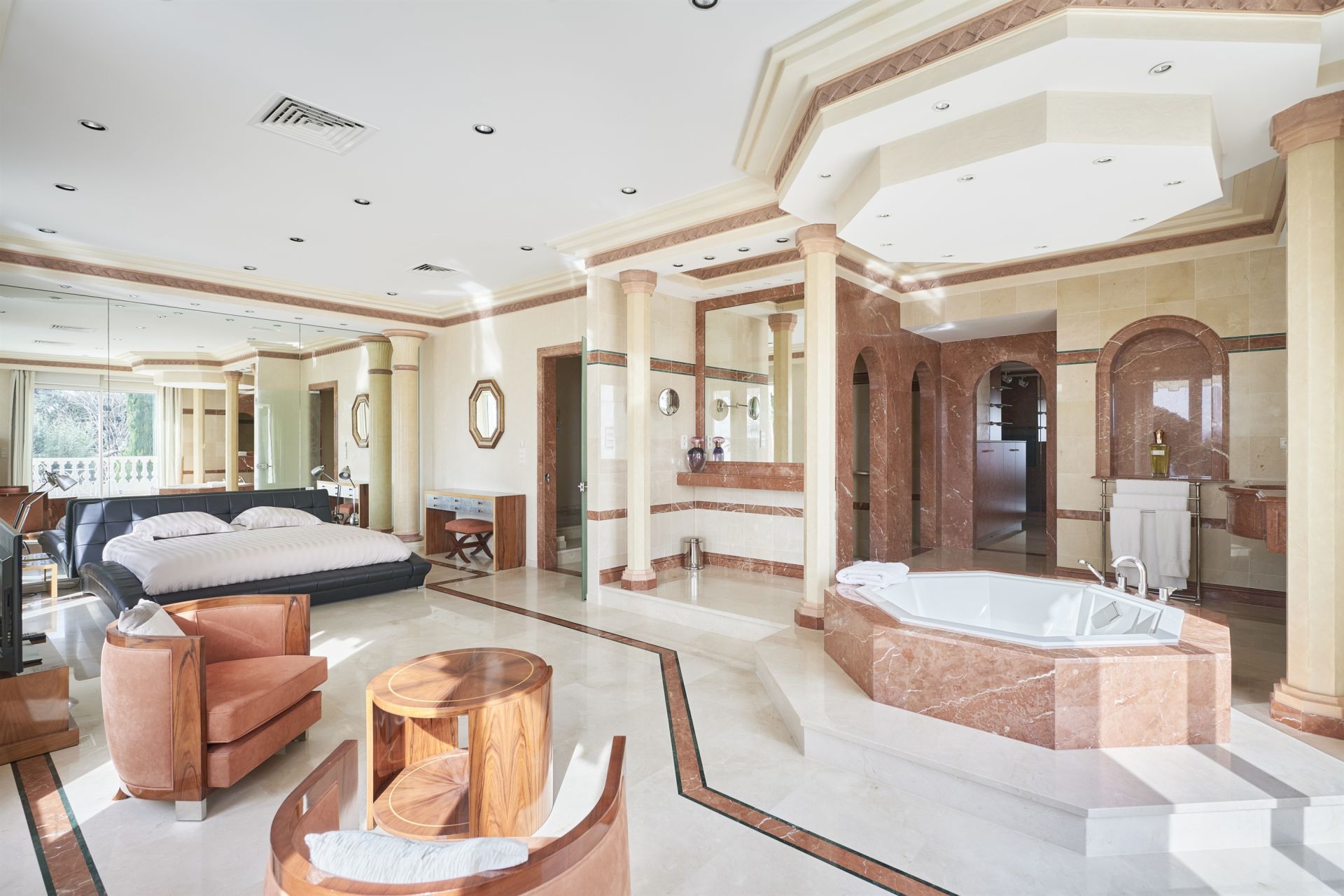 mansion (hôtel particulier) 9 Rooms for sale on CAP D ANTIBES (06160)