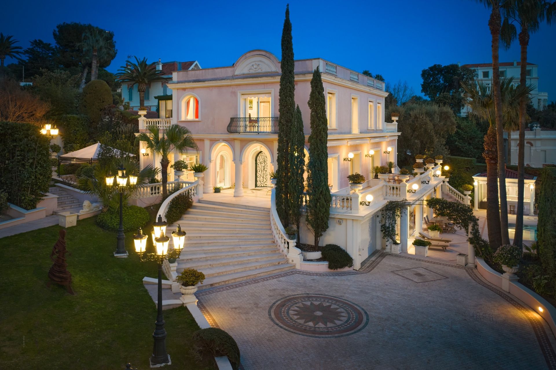 mansion (hôtel particulier) 9 Rooms for sale on CAP D ANTIBES (06160)