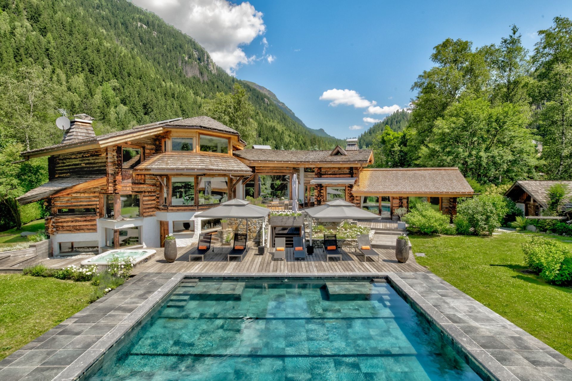 luxury chalet 10 Rooms for sale on CHAMONIX MONT BLANC (74400)