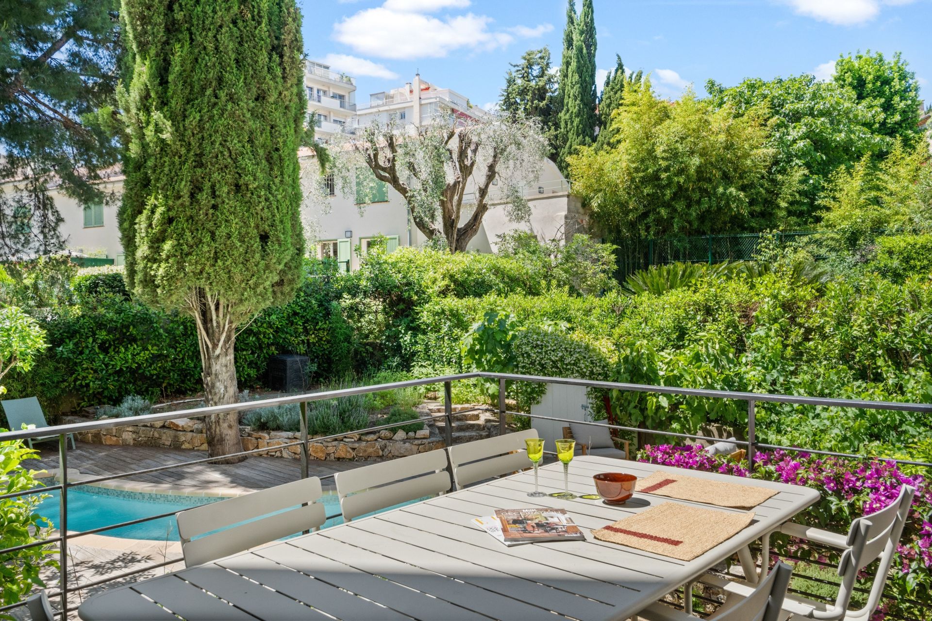 townhouse 4 Rooms for sale on CANNES (06400)