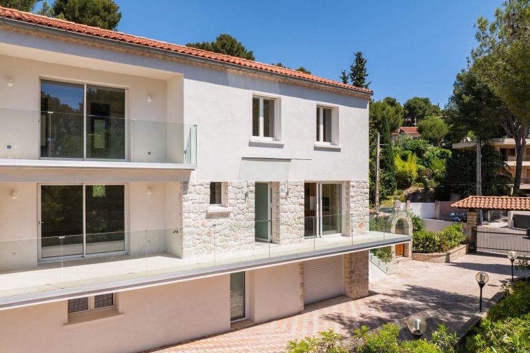 luxury house 6 Rooms for sale on CASSIS (13260)