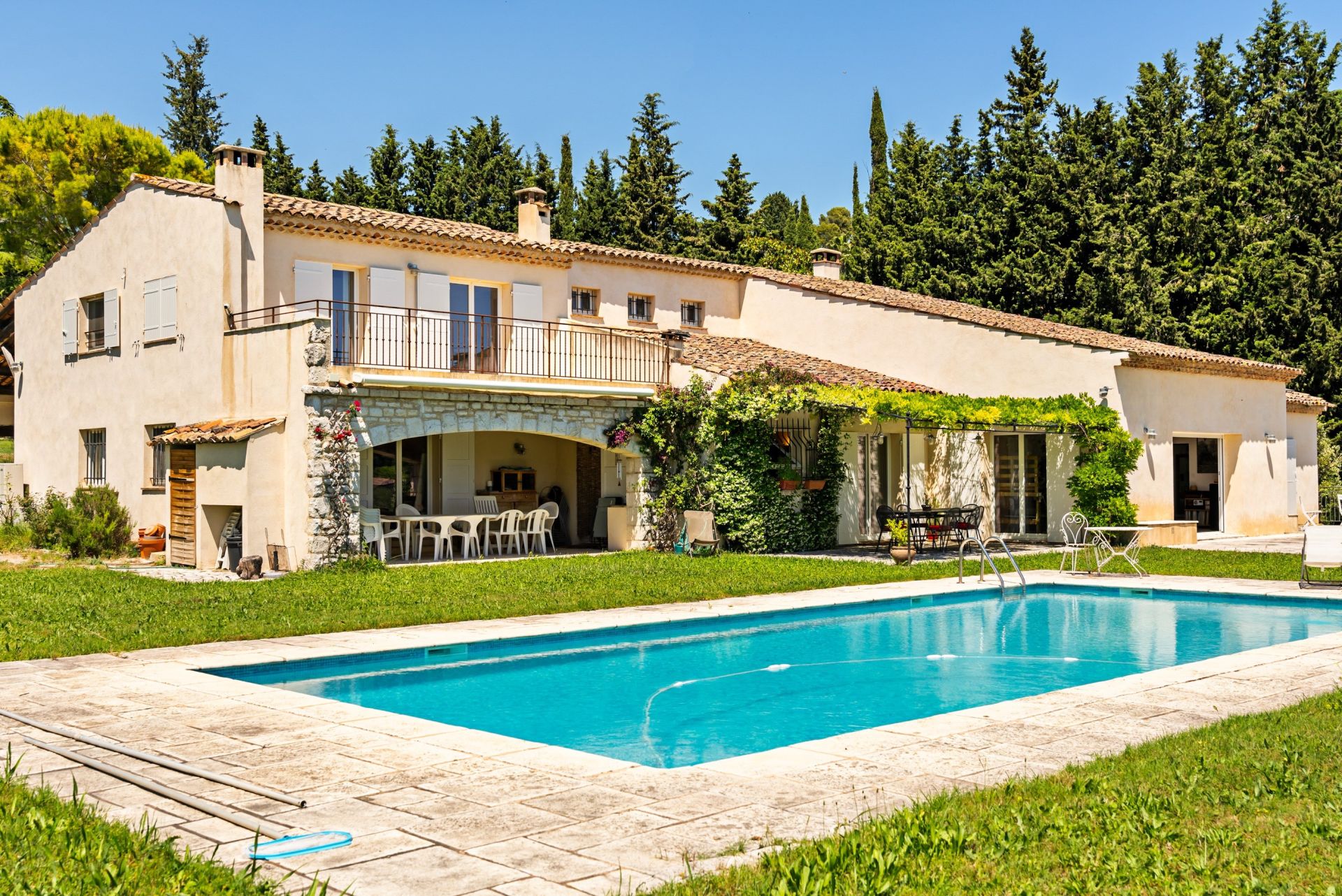 luxury villa 9 Rooms for sale on GRASSE (06130)