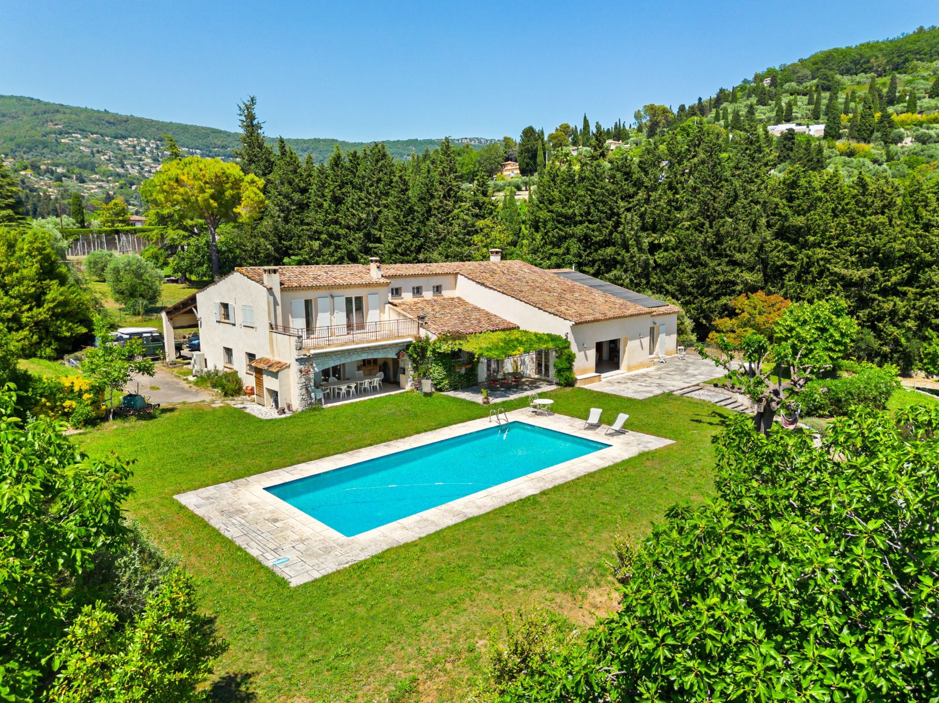 luxury villa 9 Rooms for sale on GRASSE (06130)