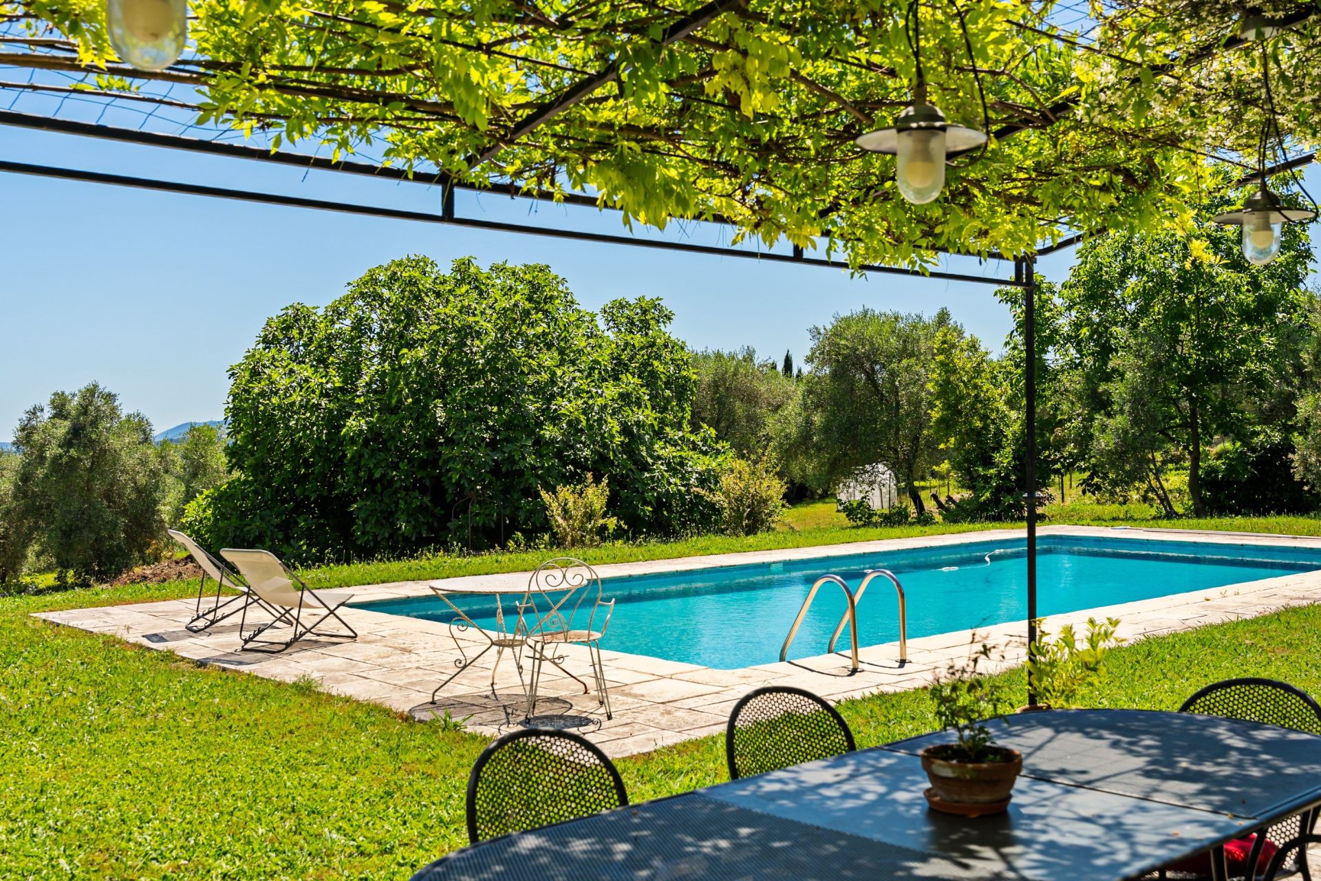 luxury villa 9 Rooms for sale on GRASSE (06130)
