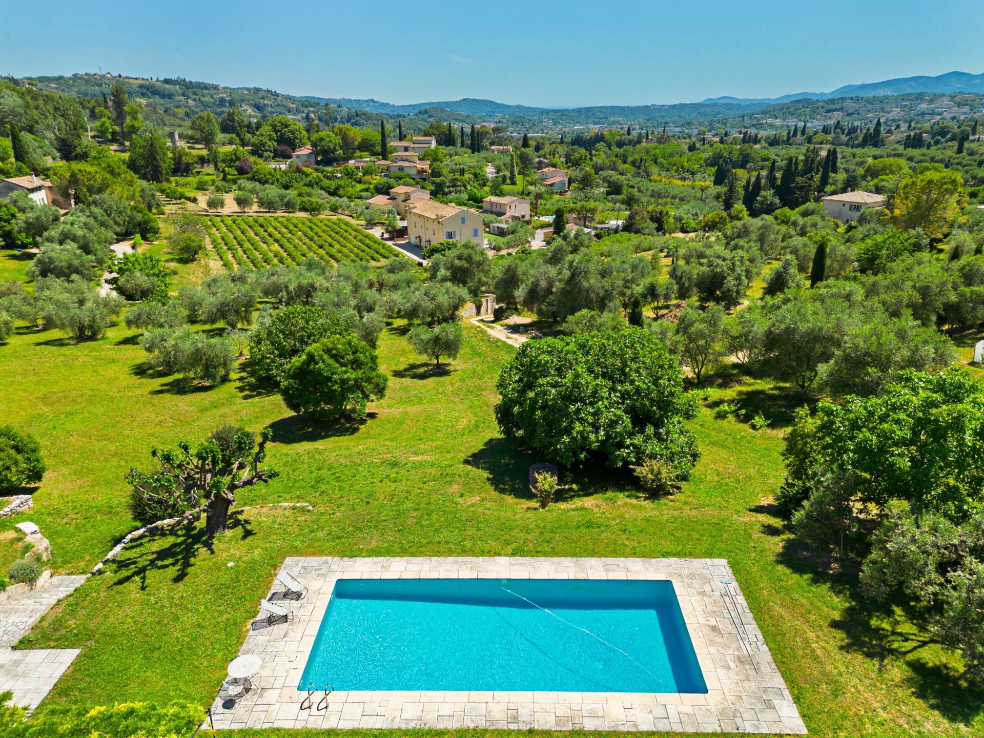 luxury villa 9 Rooms for sale on GRASSE (06130)