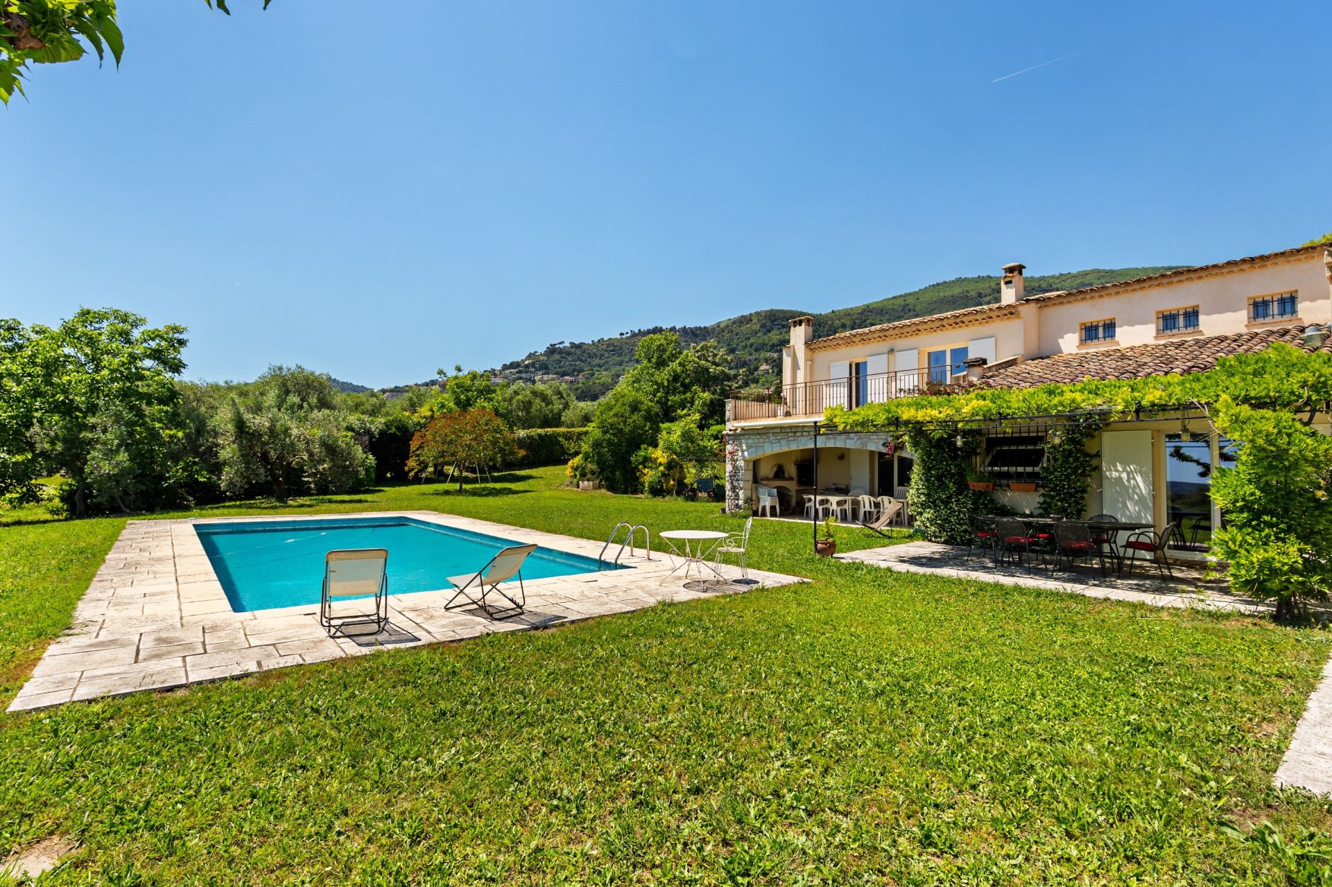 luxury villa 9 Rooms for sale on GRASSE (06130)