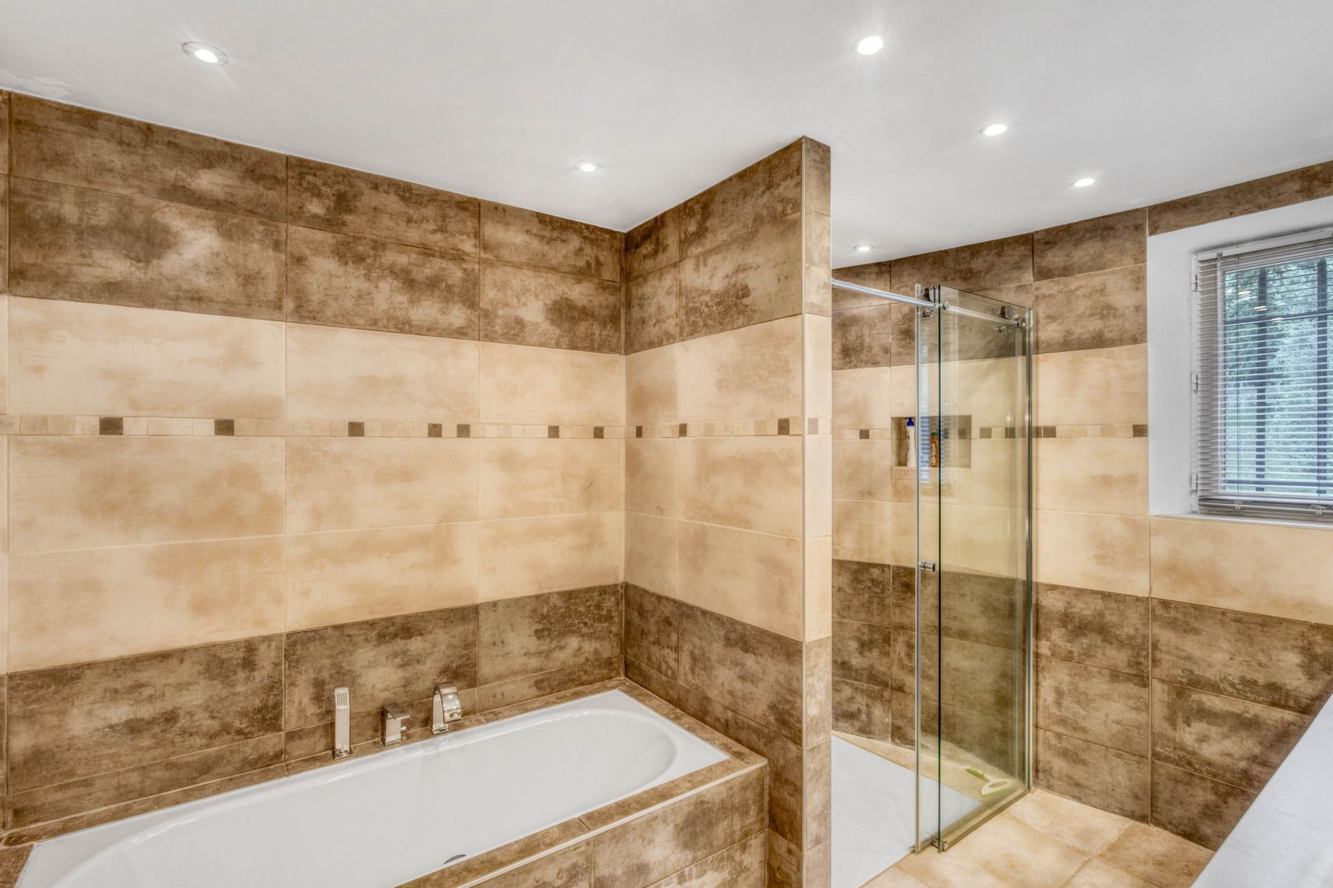 luxury villa 9 Rooms for sale on GRASSE (06130)