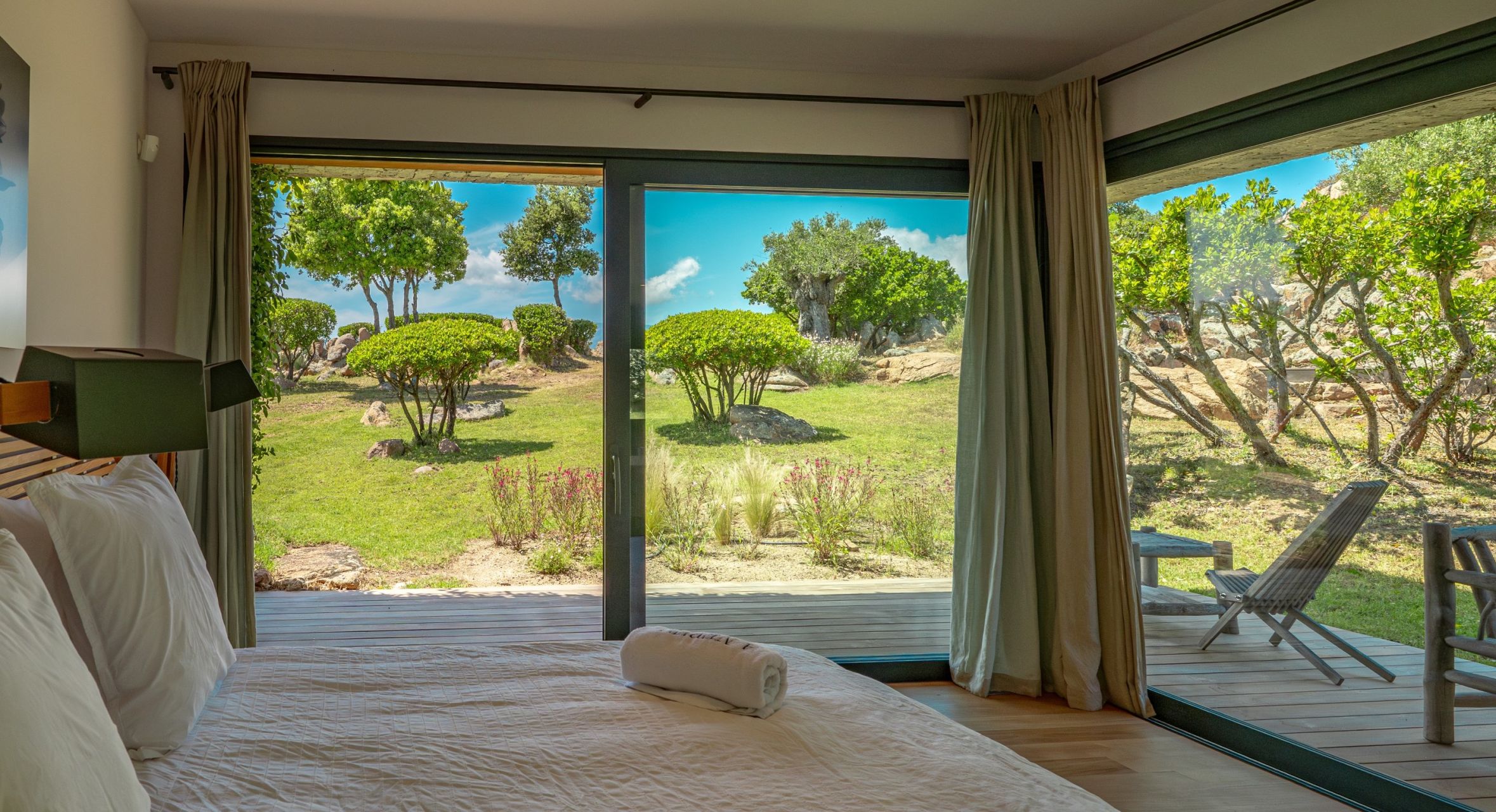 luxury villa 7 Rooms for seasonal rent on PORTO VECCHIO (20137)