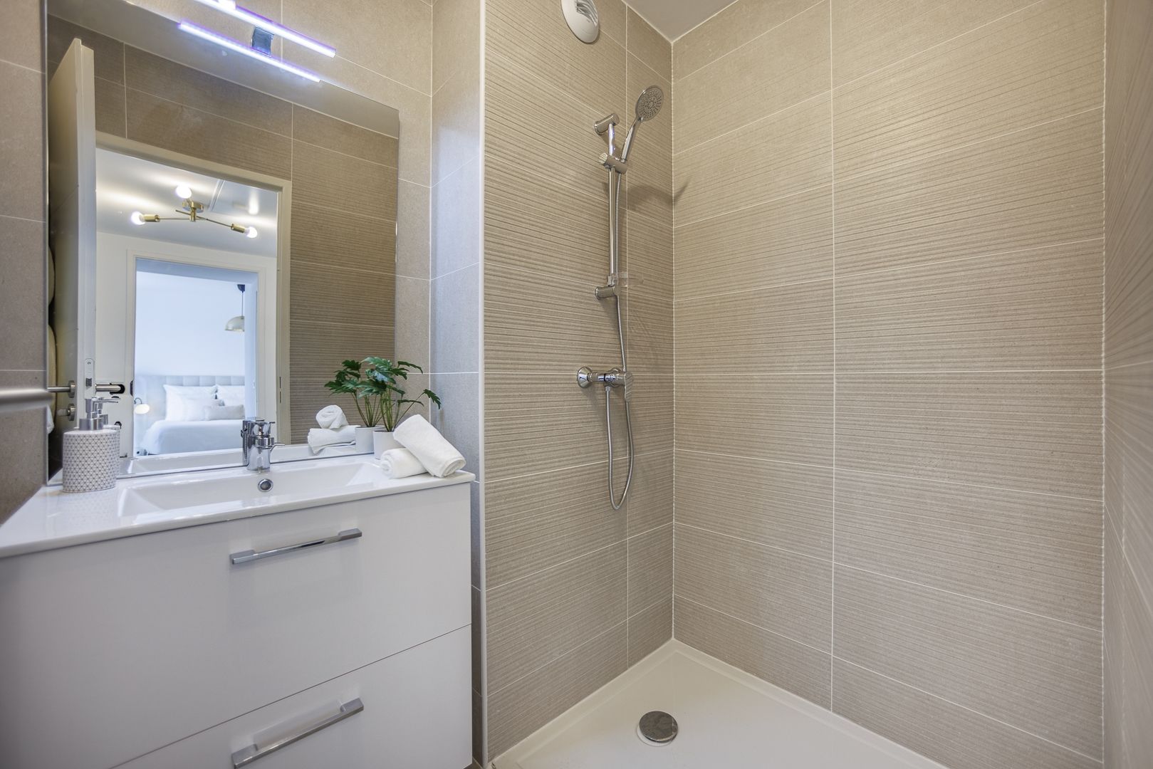 penthouse 4 Rooms for sale on ANTIBES (06600)