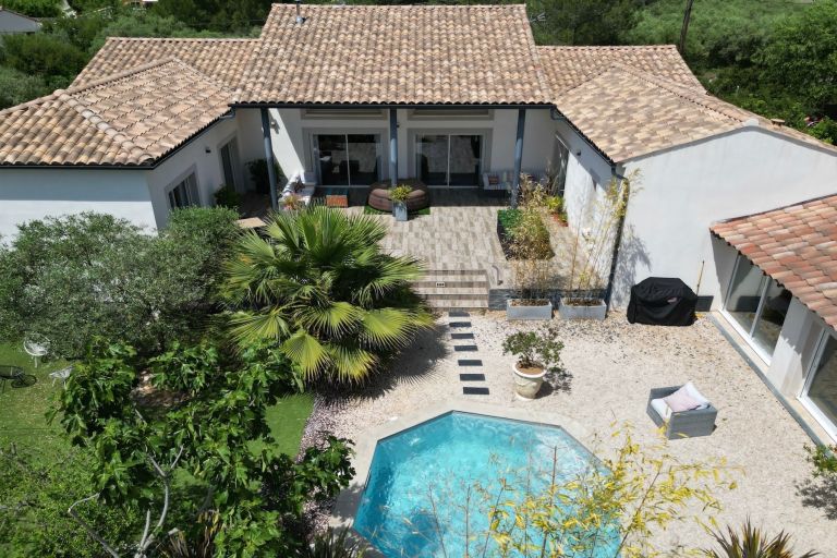 luxury house 5 Rooms for sale on UZES (30700)