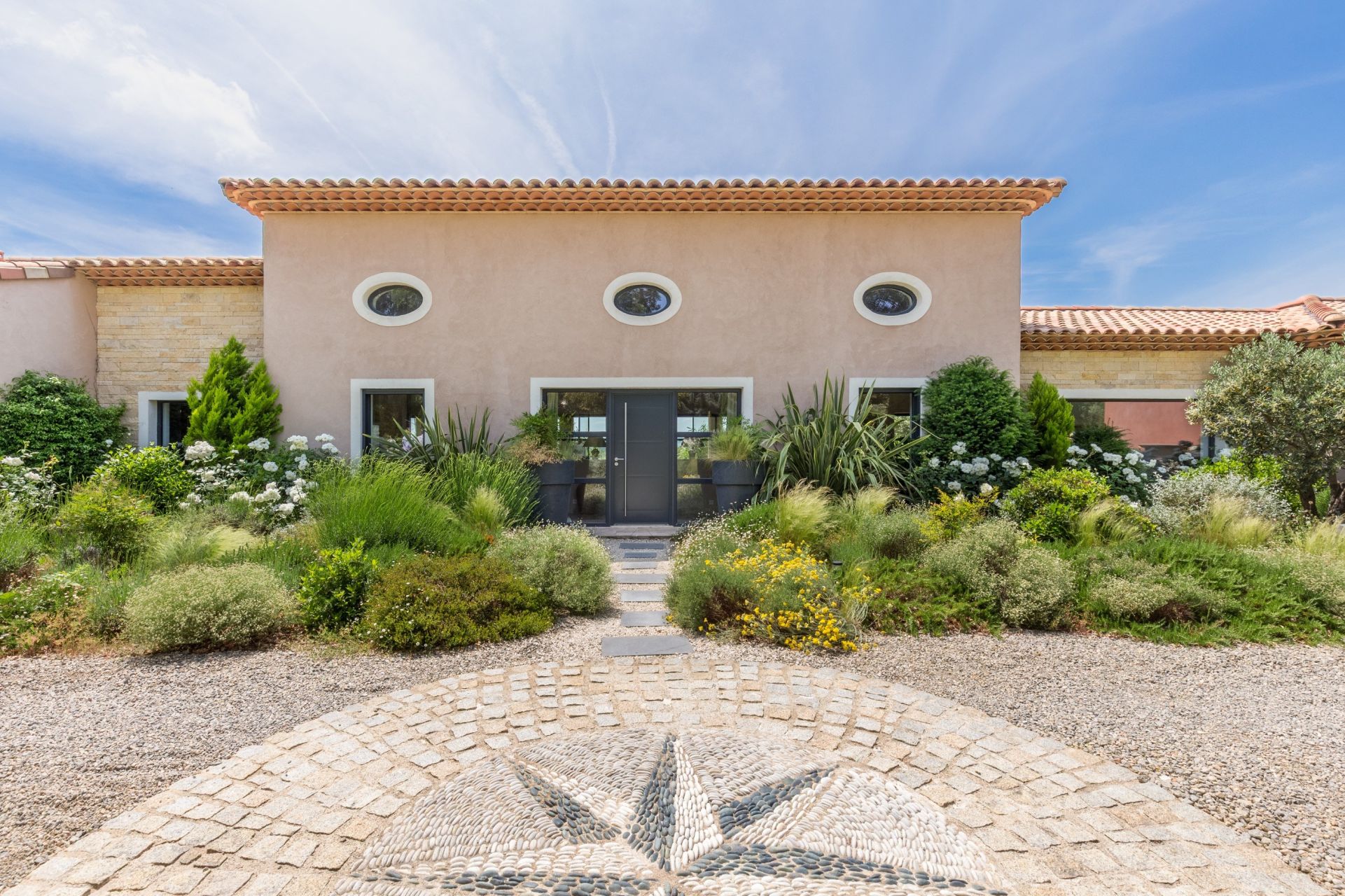 luxury villa 6 Rooms for sale on AUPS (83630)