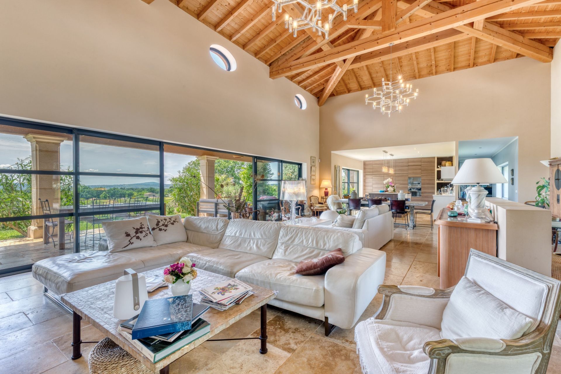 luxury villa 6 Rooms for sale on AUPS (83630)