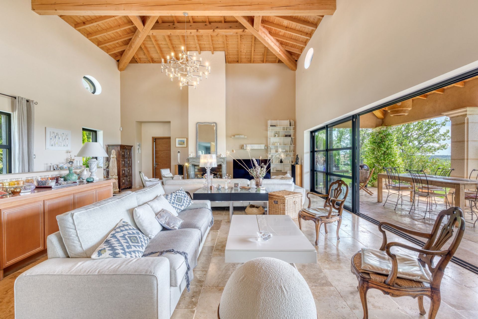 luxury villa 6 Rooms for sale on AUPS (83630)