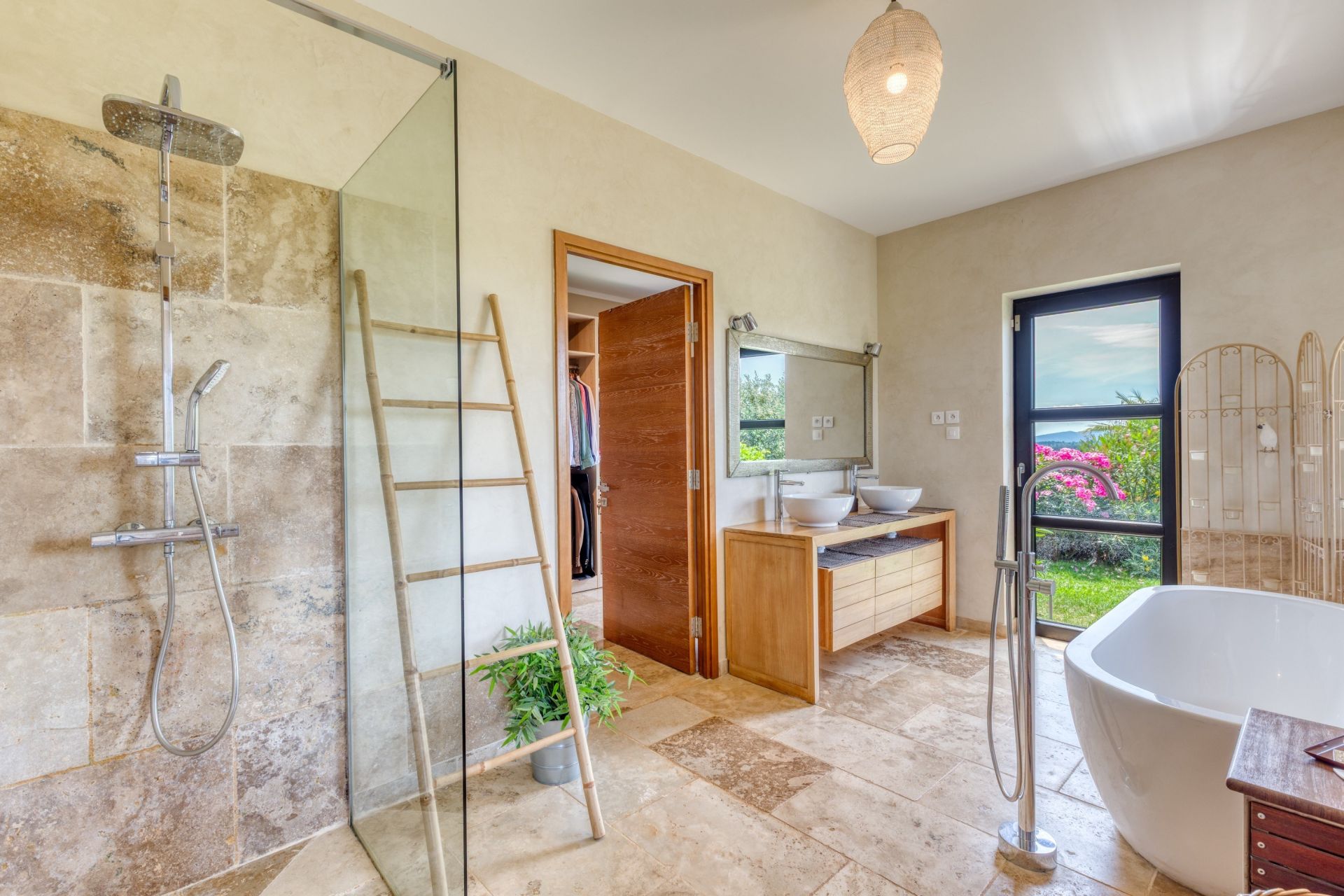 luxury villa 6 Rooms for sale on AUPS (83630)