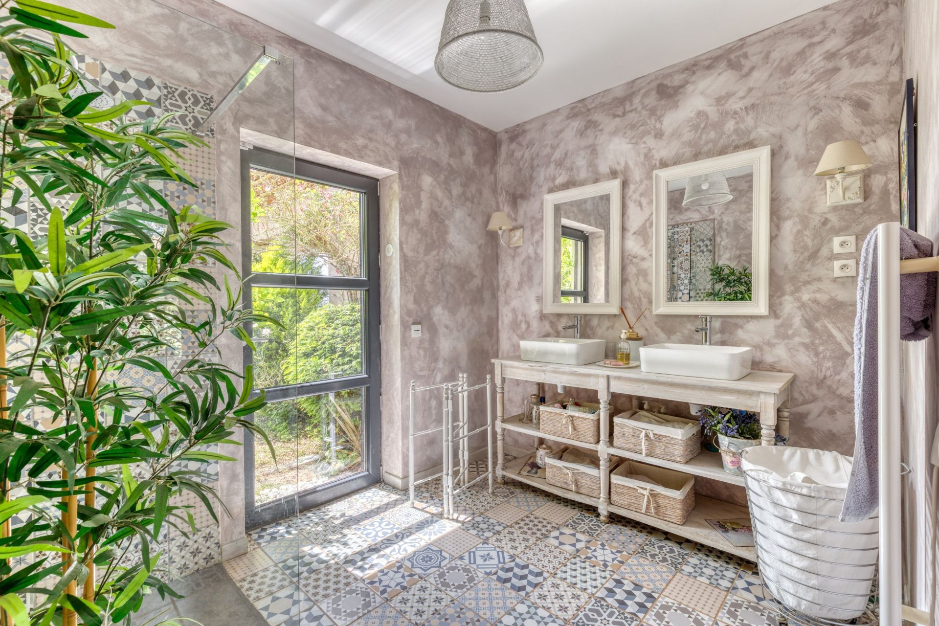 luxury villa 6 Rooms for sale on AUPS (83630)