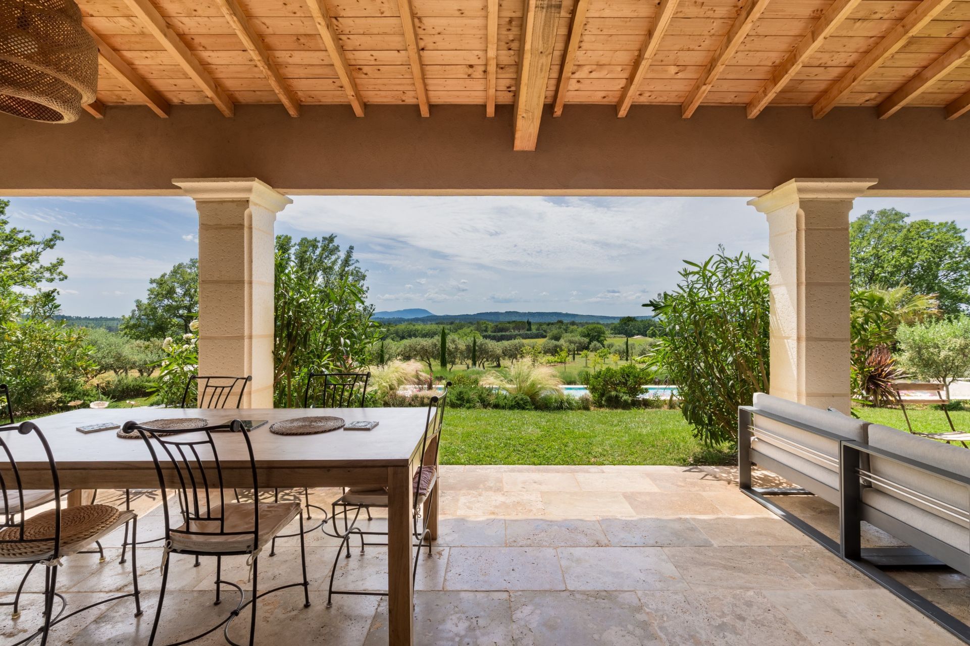 luxury villa 6 Rooms for sale on AUPS (83630)