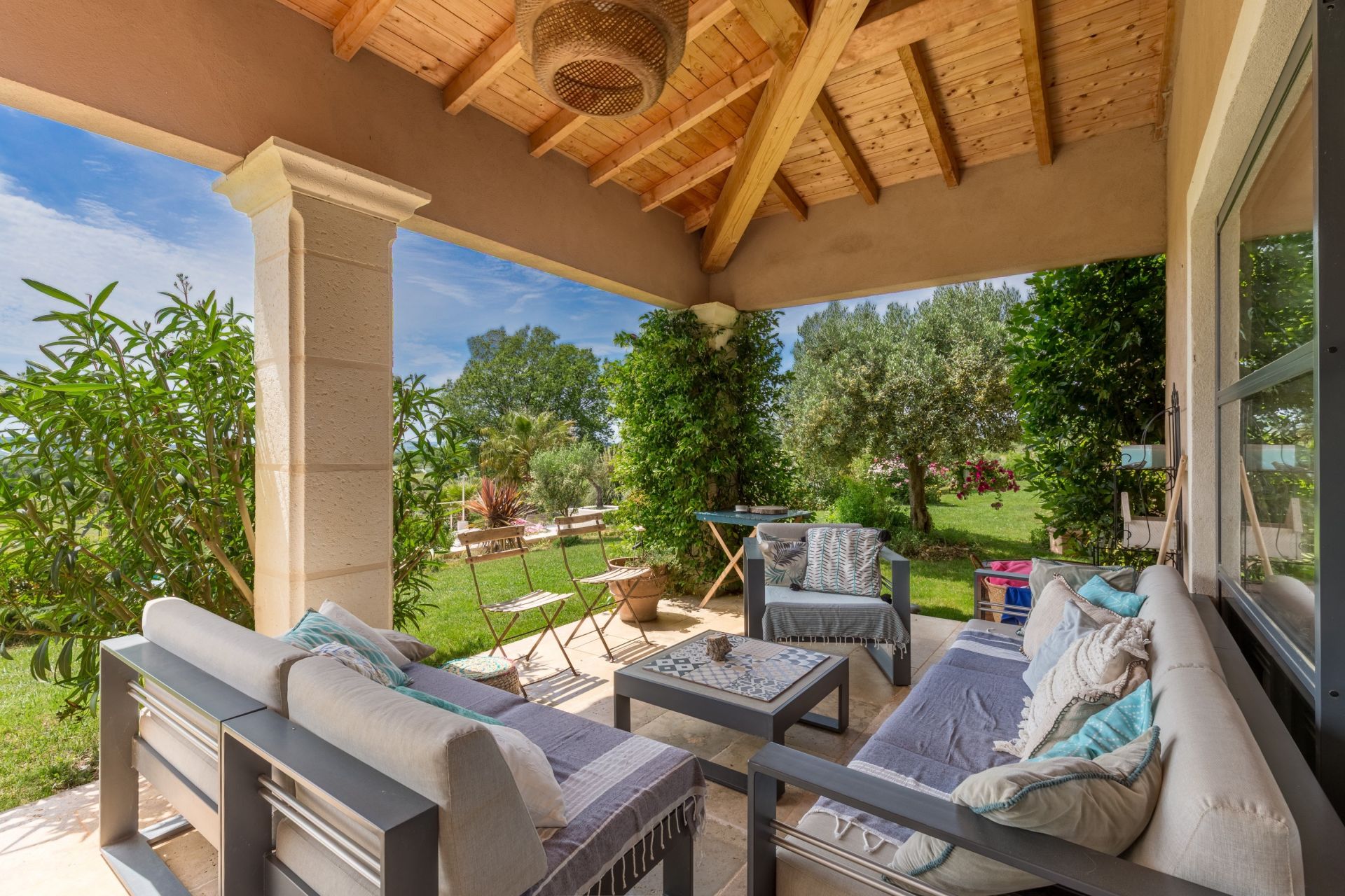 luxury villa 6 Rooms for sale on AUPS (83630)