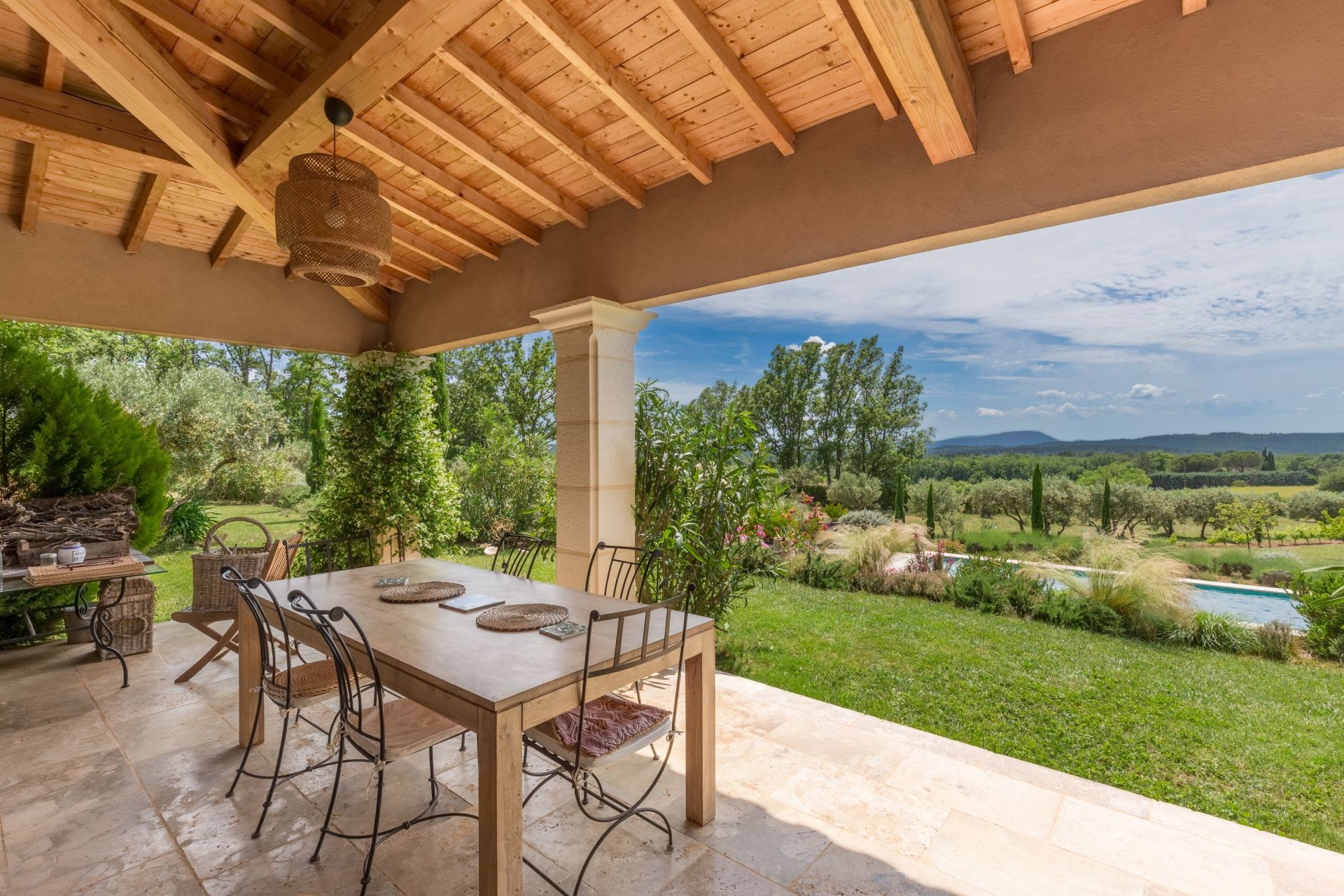 luxury villa 6 Rooms for sale on AUPS (83630)