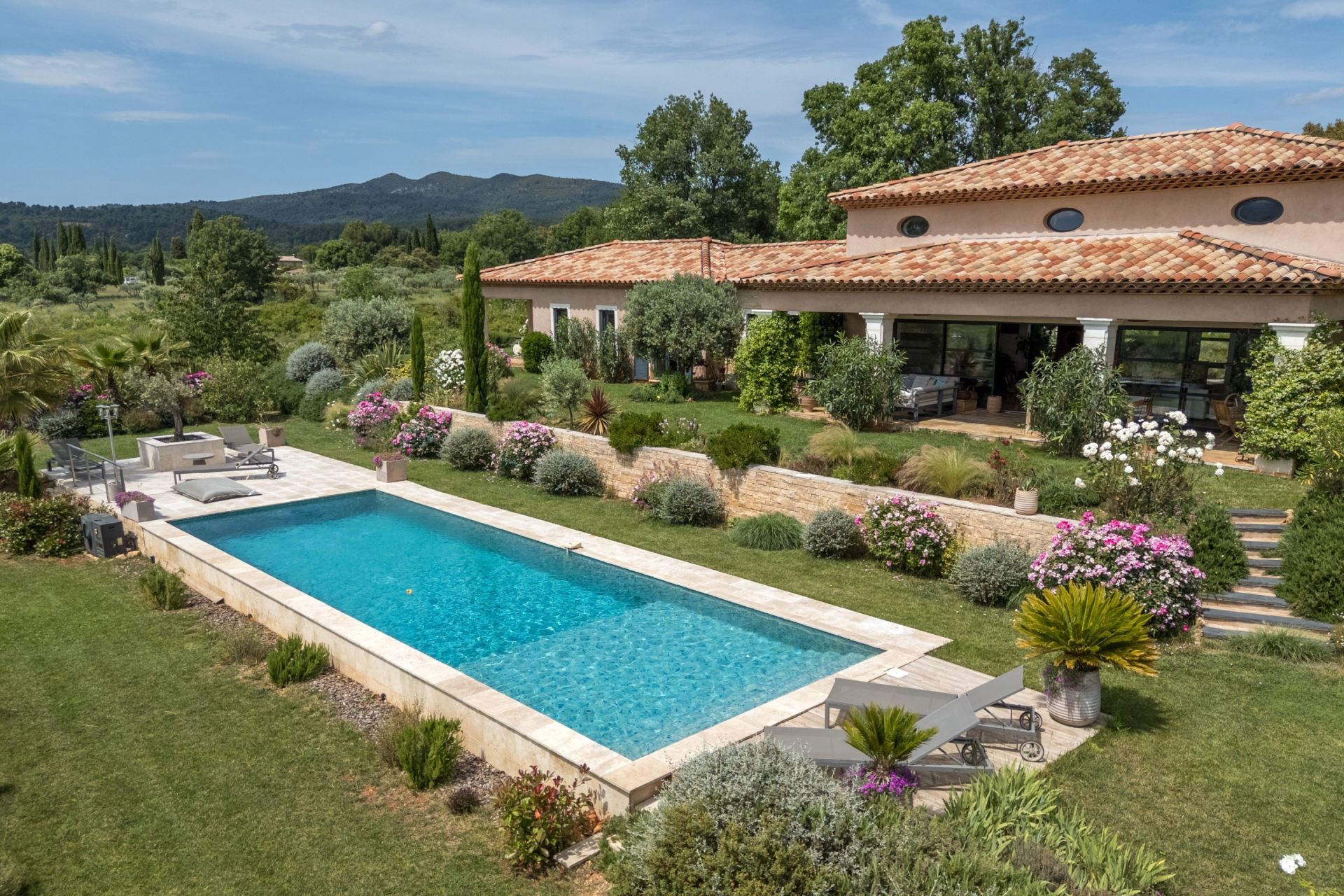 luxury villa 6 Rooms for sale on AUPS (83630)