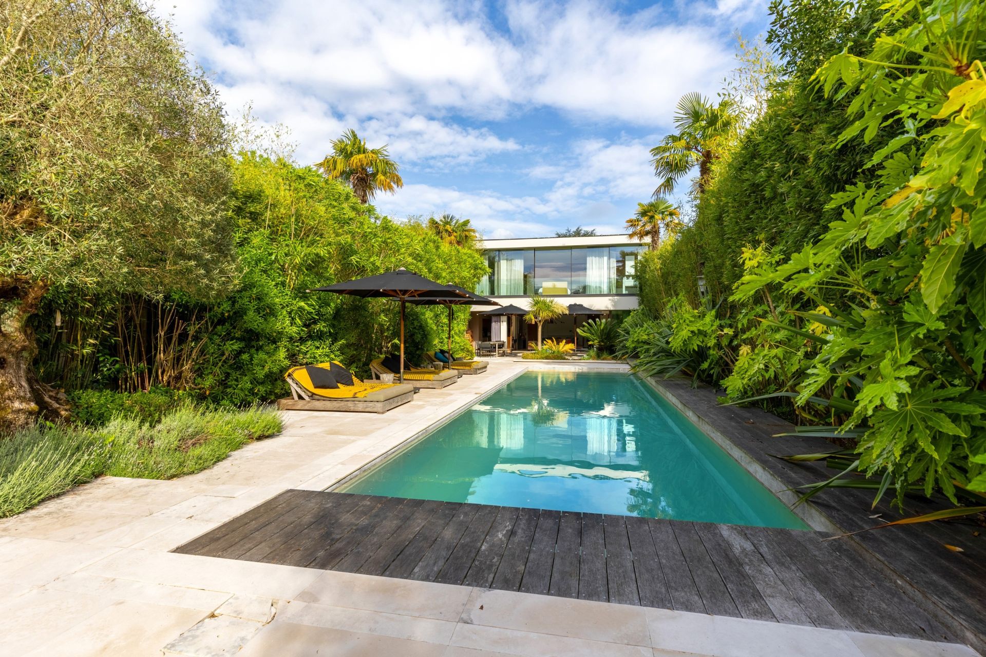 luxury house 8 Rooms for sale on BORDEAUX (33000)