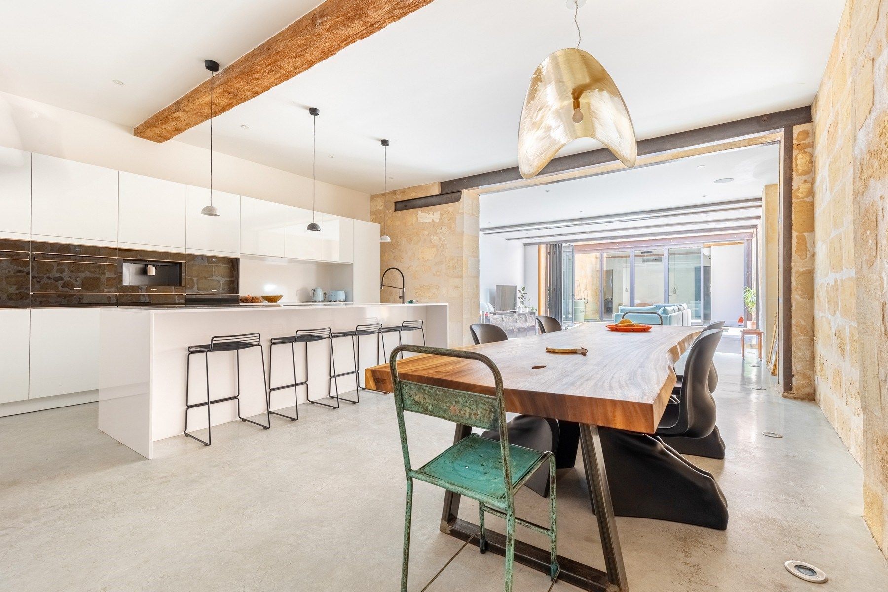 luxury apartment 8 Rooms for sale on BORDEAUX (33000)