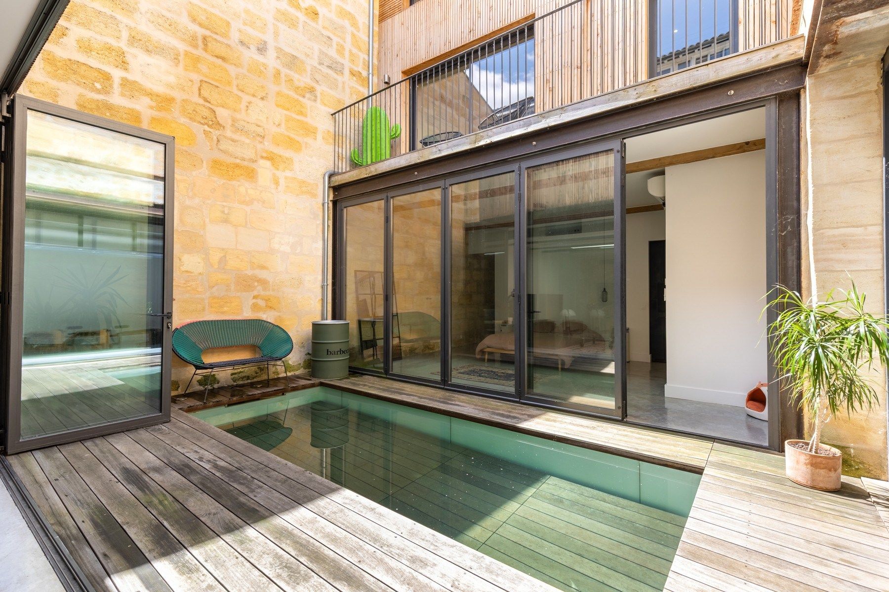 luxury apartment 8 Rooms for sale on BORDEAUX (33000)