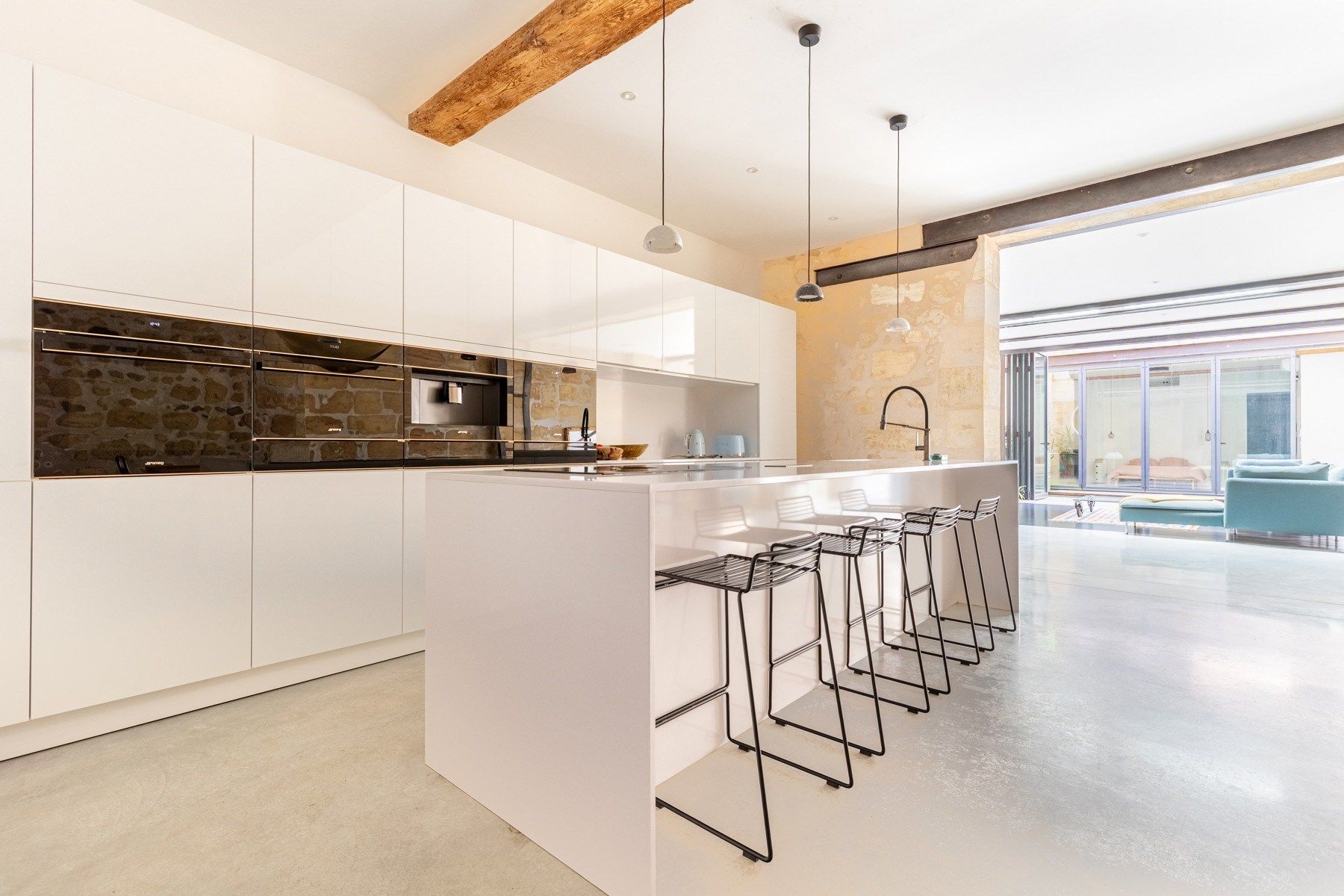 luxury apartment 8 Rooms for sale on BORDEAUX (33000)