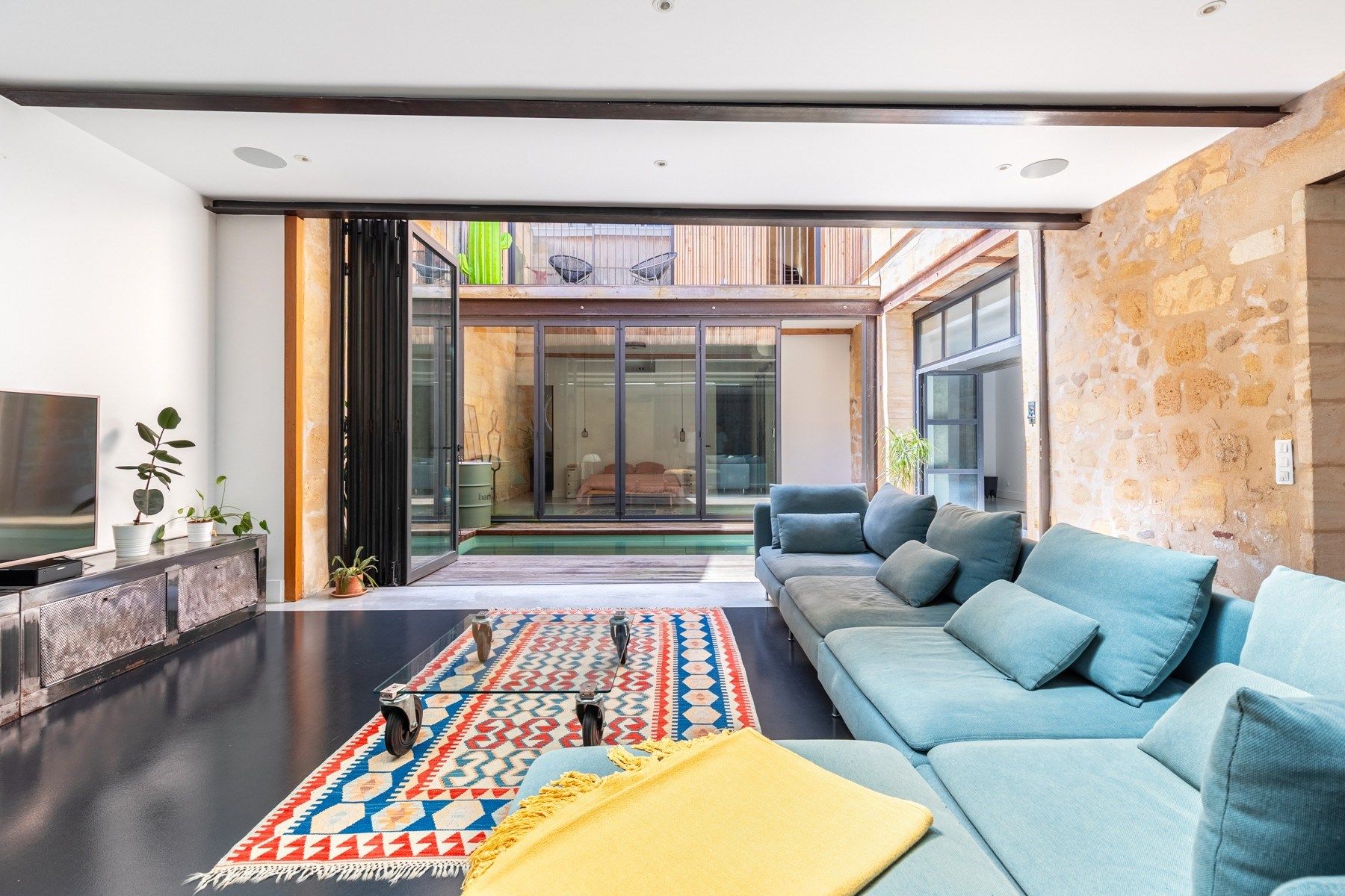 luxury apartment 8 Rooms for sale on BORDEAUX (33000)