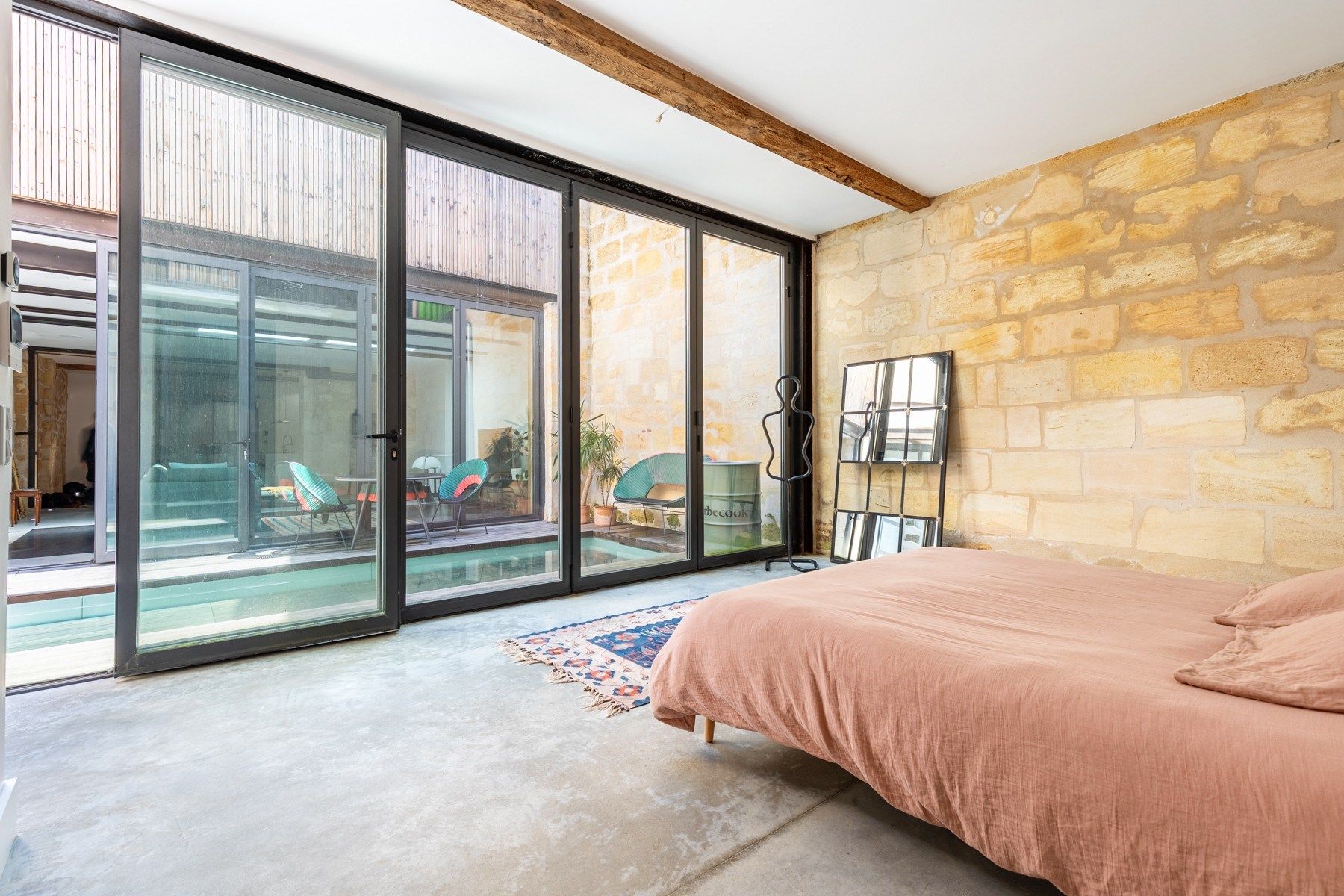 luxury apartment 8 Rooms for sale on BORDEAUX (33000)