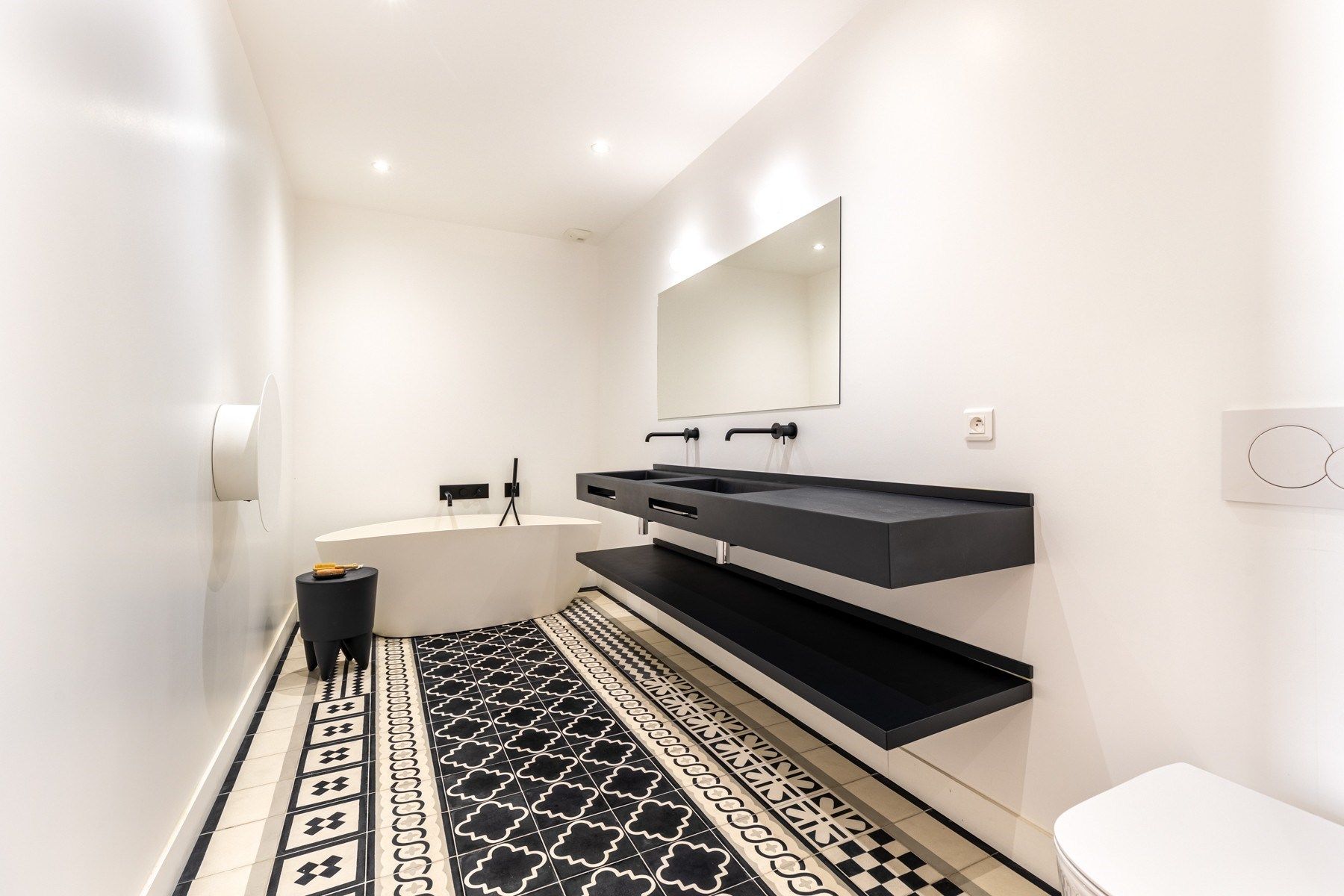 luxury apartment 8 Rooms for sale on BORDEAUX (33000)