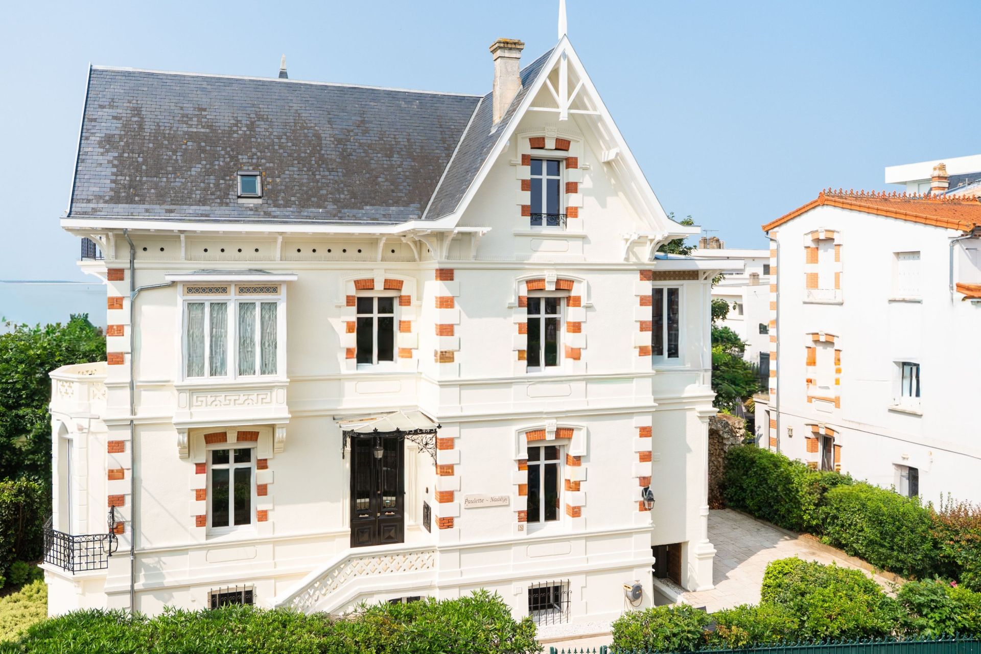 mansion 9 Rooms for sale on ROYAN (17200)