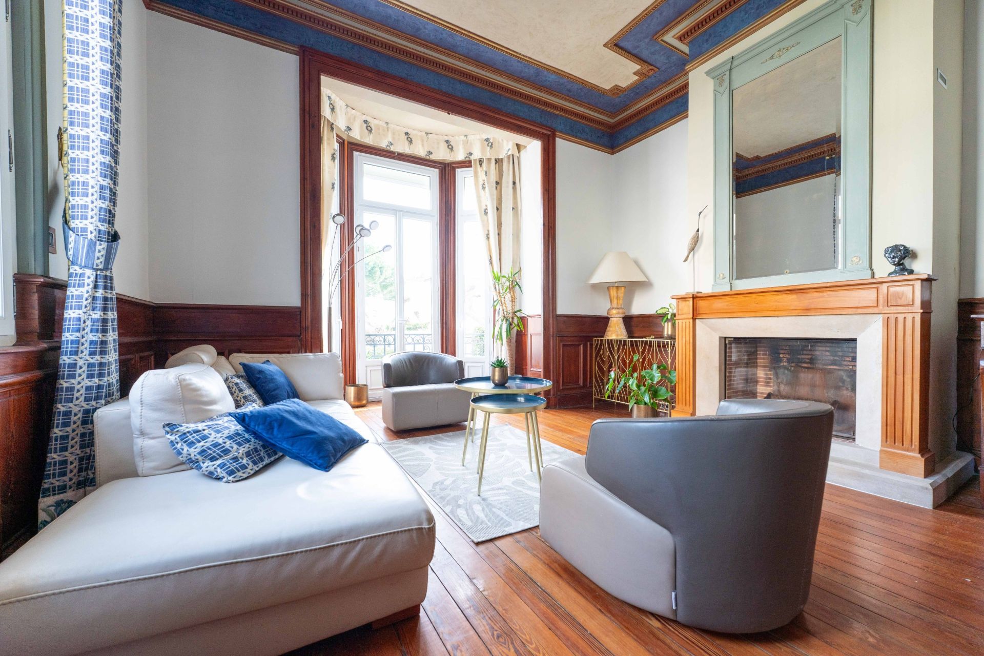 mansion 9 Rooms for sale on ROYAN (17200)