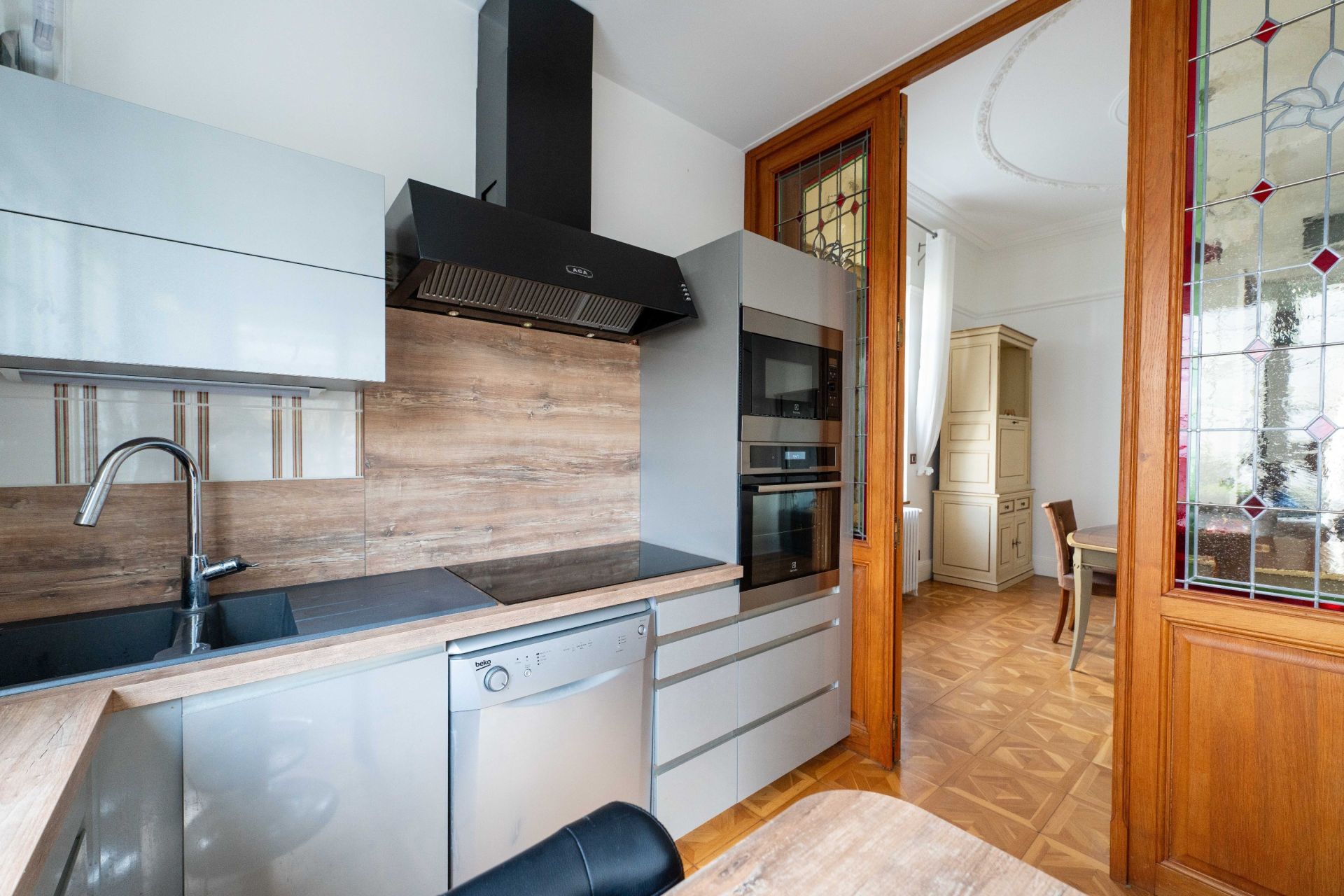 mansion 9 Rooms for sale on ROYAN (17200)