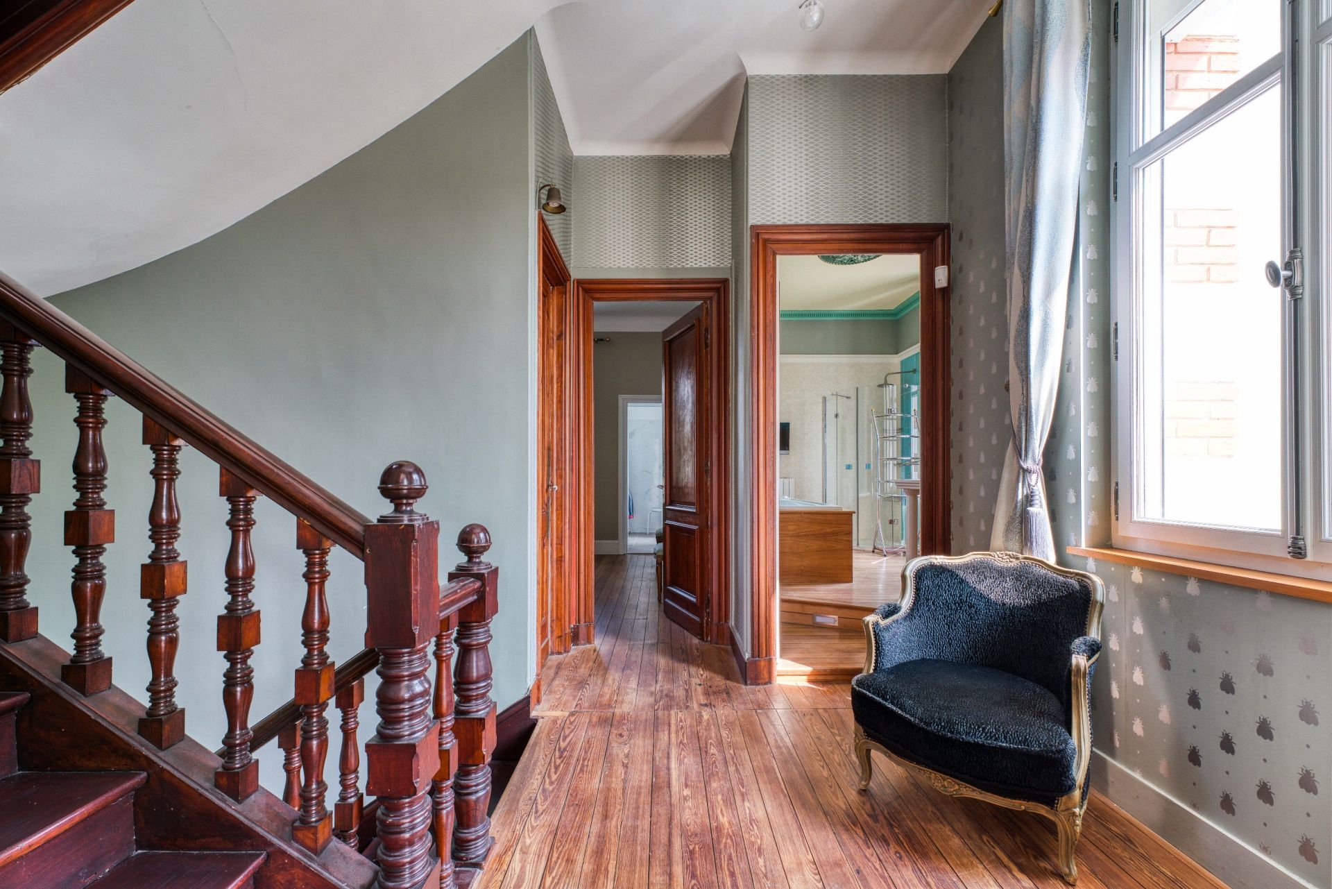 mansion 9 Rooms for sale on ROYAN (17200)