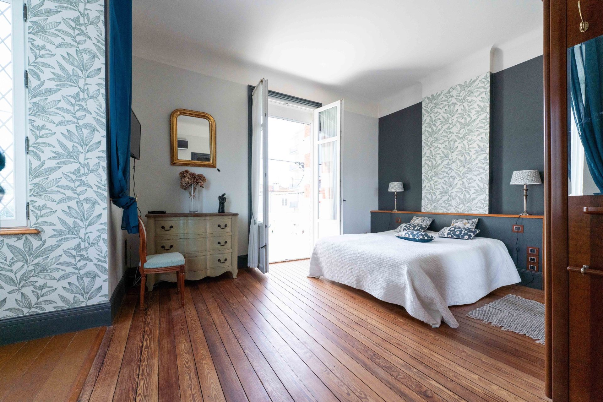 mansion 9 Rooms for sale on ROYAN (17200)
